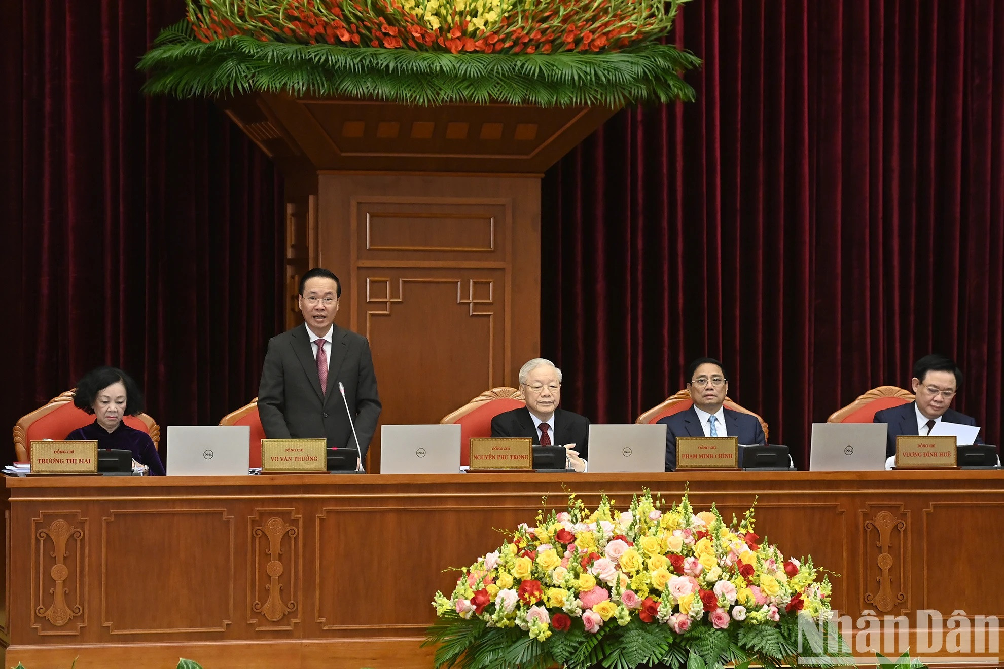 El miembro del Buró Político del Comité Central del PCV y presidente del país, Vo Van Thuong, dirige la sesión inaugural. El miembro del Buró Político del Comité Central del PCV y presidente del país, Vo Van Thuong, dirige la sesión inaugural.