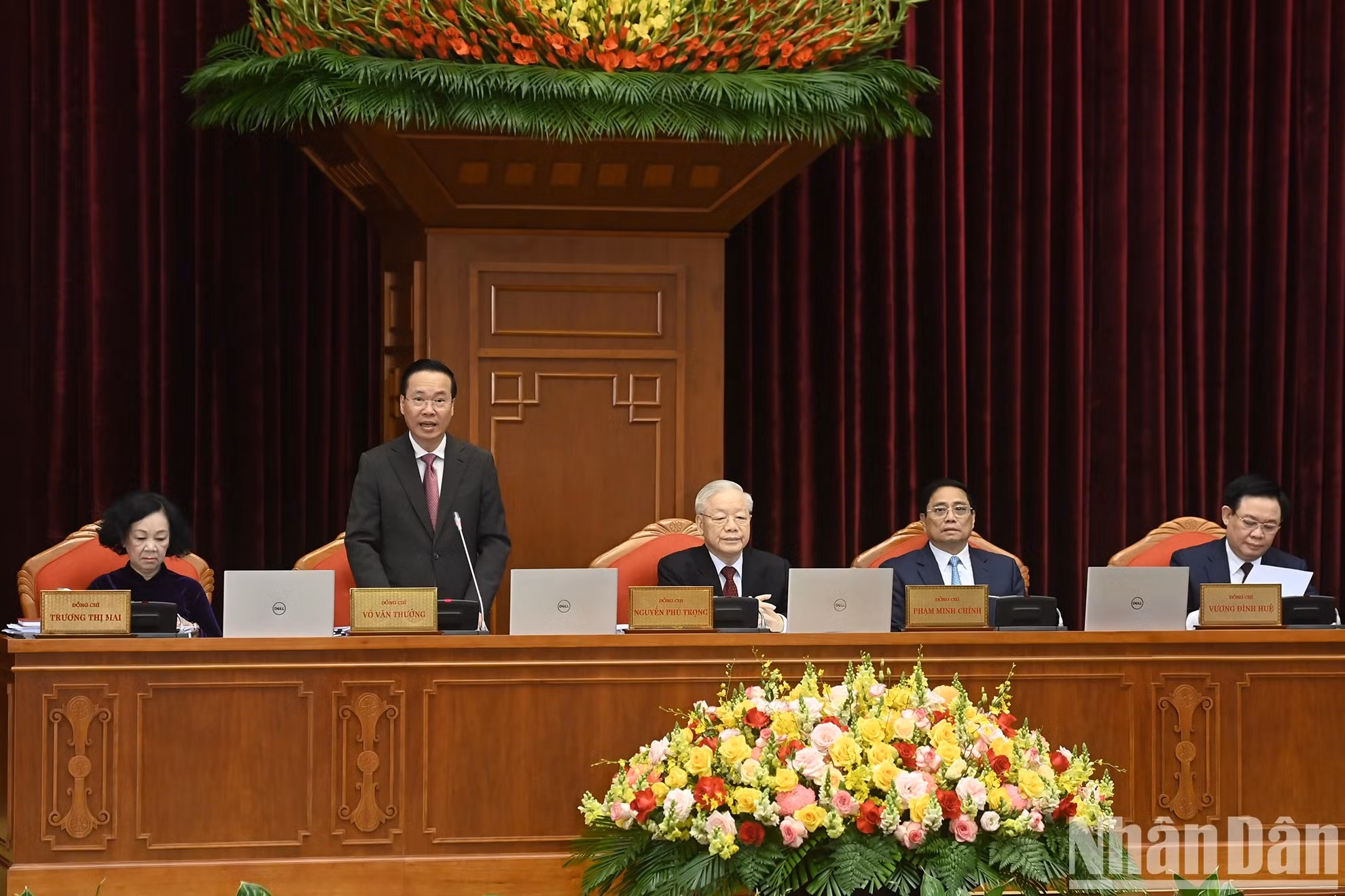 El miembro del Buró Político del Comité Central del PCV y presidente del país, Vo Van Thuong, dirige la sesión inaugural.
