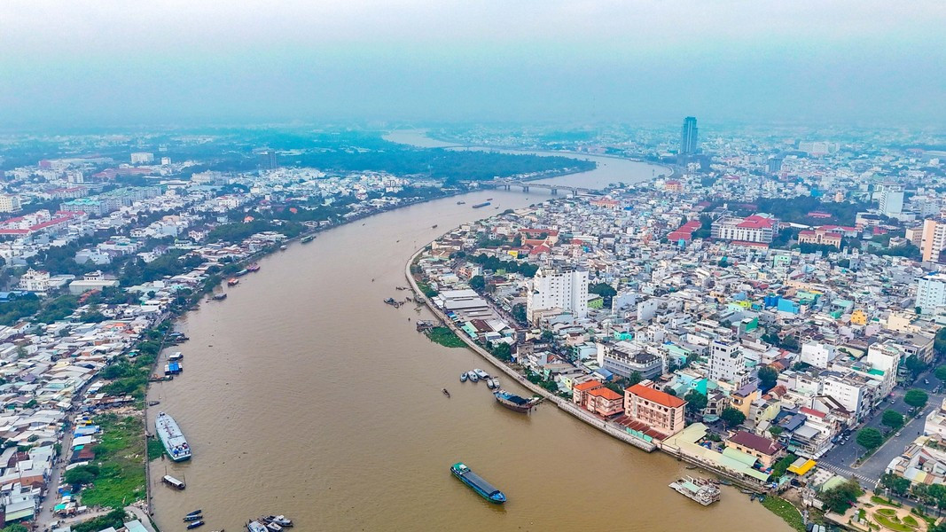 El río Can Tho, el límite natural entre los distritos de Ninh Kieu y Cai Rang, desemboca en el río Hau en el muelle de Ninh Kieu. El río Can Tho, el límite natural entre los distritos de Ninh Kieu y Cai Rang, desemboca en el río Hau en el muelle de Ninh Kieu.