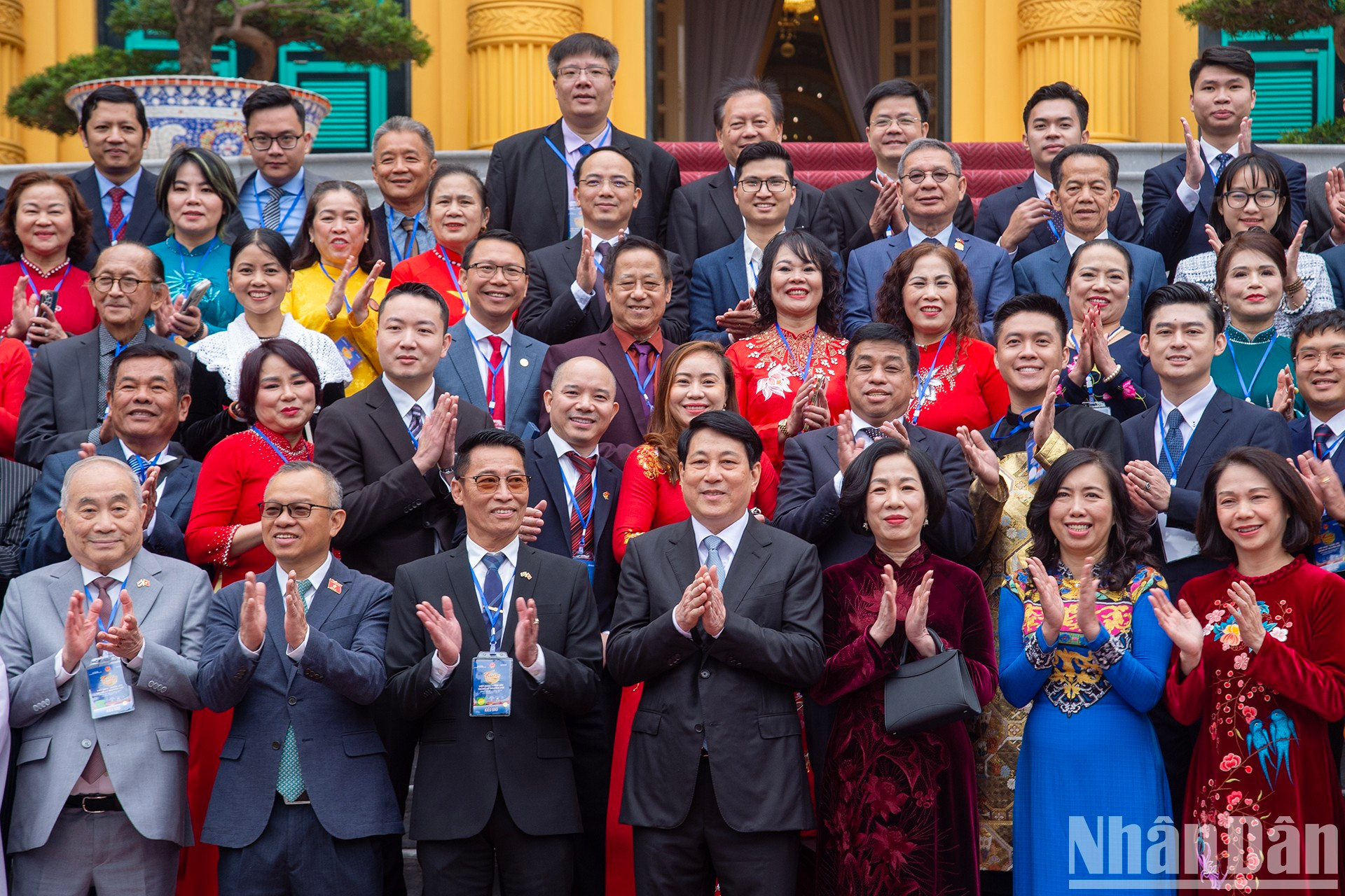 El presidente Luong Cuong y su cónyuge posan junto a los representantes de la comunidad expatriada para el programa “Primavera de la Patria” 2025. El presidente Luong Cuong y su cónyuge posan junto a los representantes de la comunidad expatriada para el programa “Primavera de la Patria” 2025.