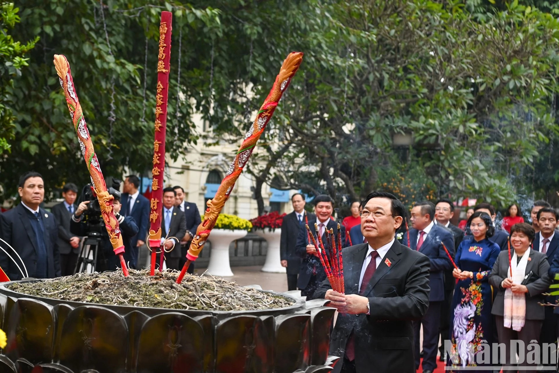El dirigente rinde tributo al fundador de la dinastía Ly (1009-1225), quien mandó el traslado de la capital nacional a su actual emplazamiento y la denominó Thang Long (Dragón Ascendente). El dirigente rinde tributo al fundador de la dinastía Ly (1009-1225), quien mandó el traslado de la capital nacional a su actual emplazamiento y la denominó Thang Long (Dragón Ascendente).