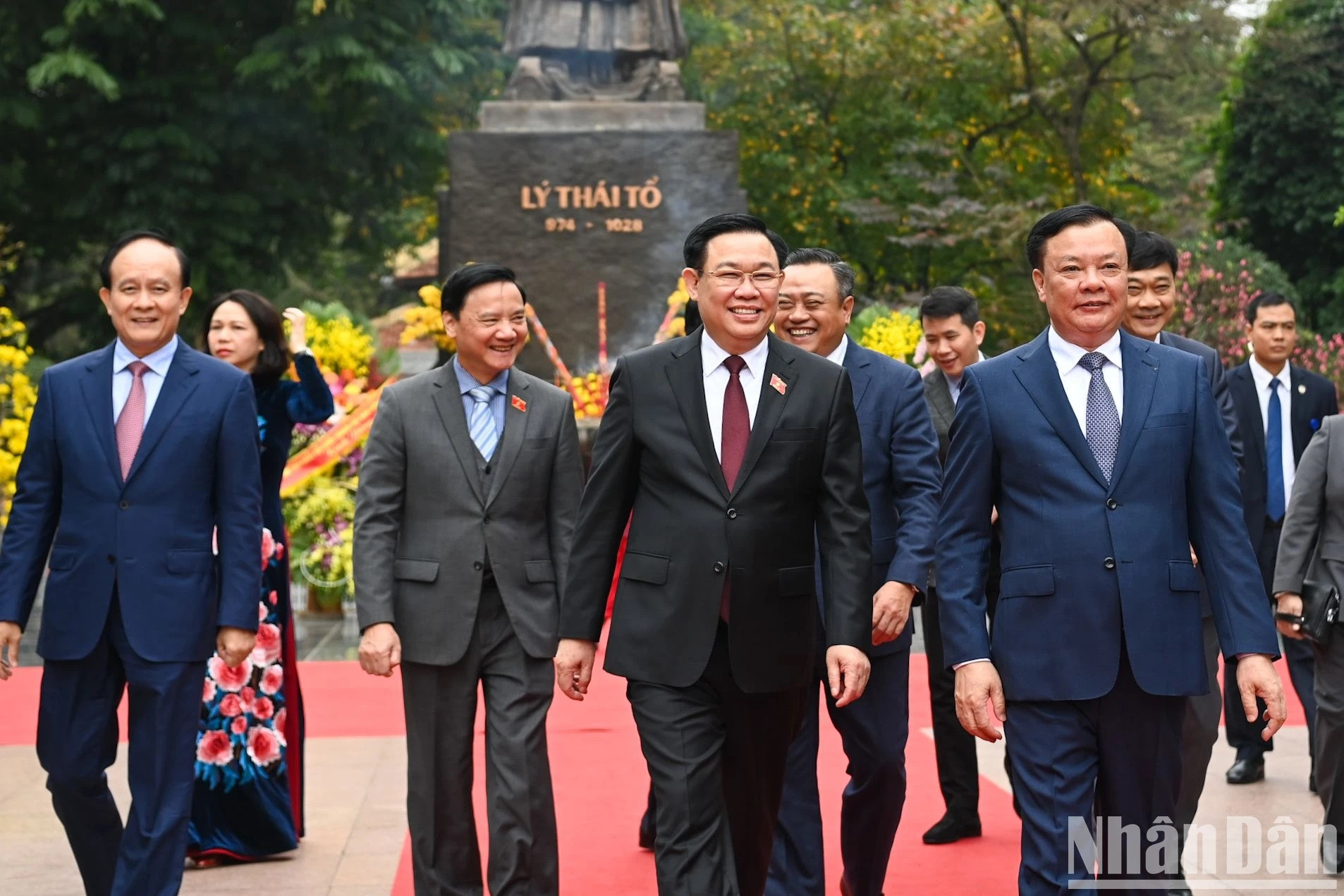 Dinh Hue y sus acompañanates. Dinh Hue y sus acompañanates.