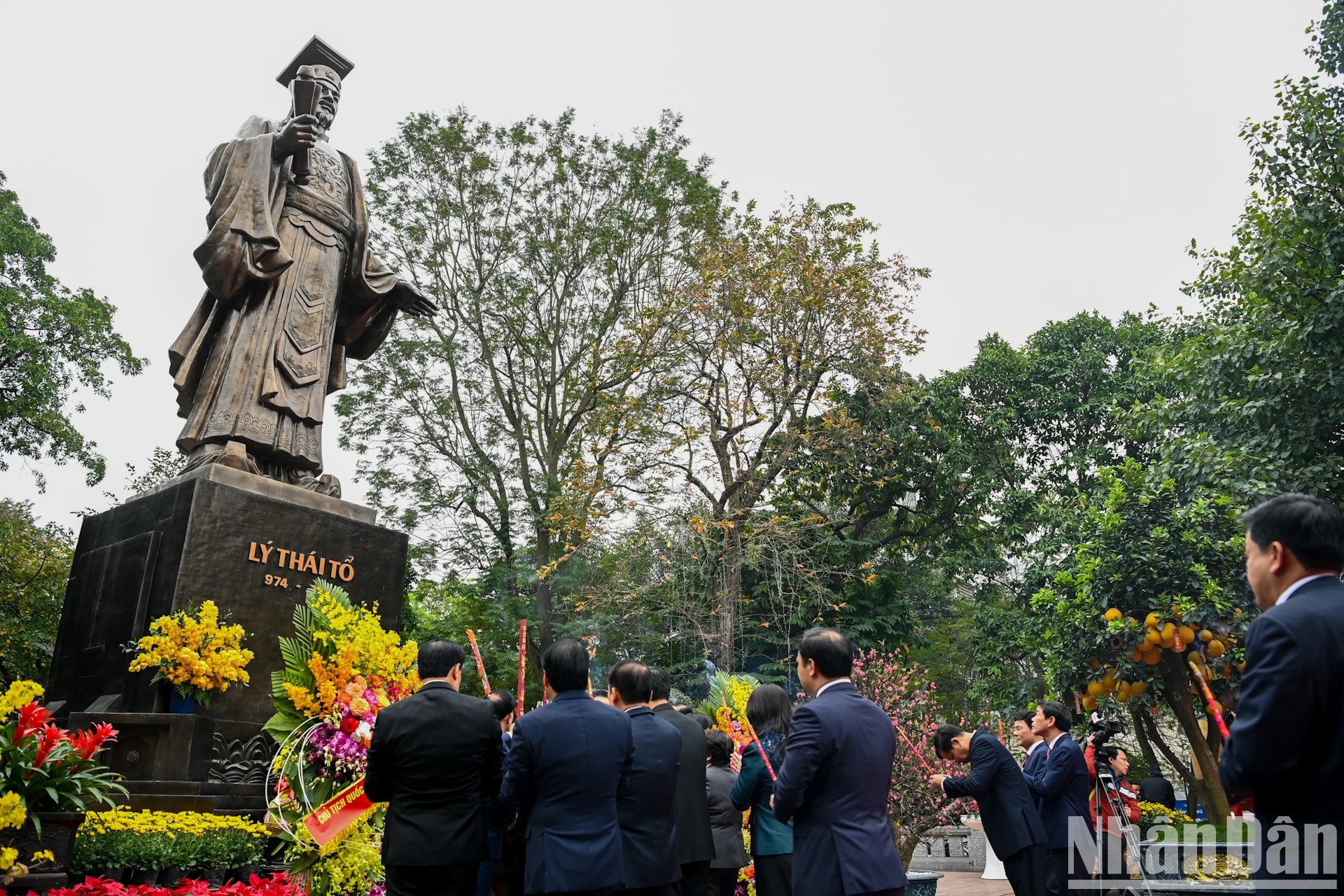 Los miembros de la delegación colocan inciensos. Los miembros de la delegación colocan inciensos.