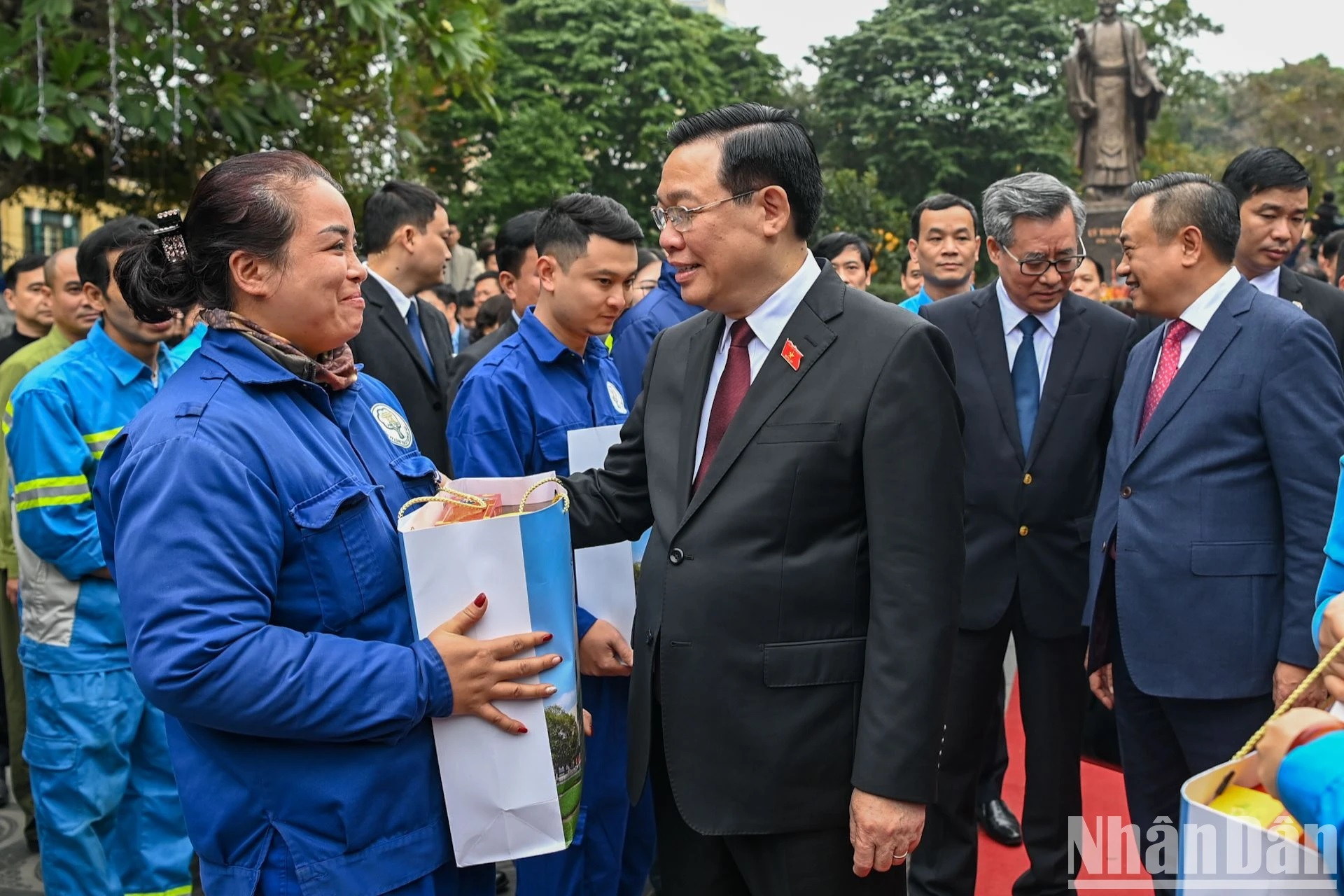Entrega de regalos con motivo del Tet. Entrega de regalos con motivo del Tet.