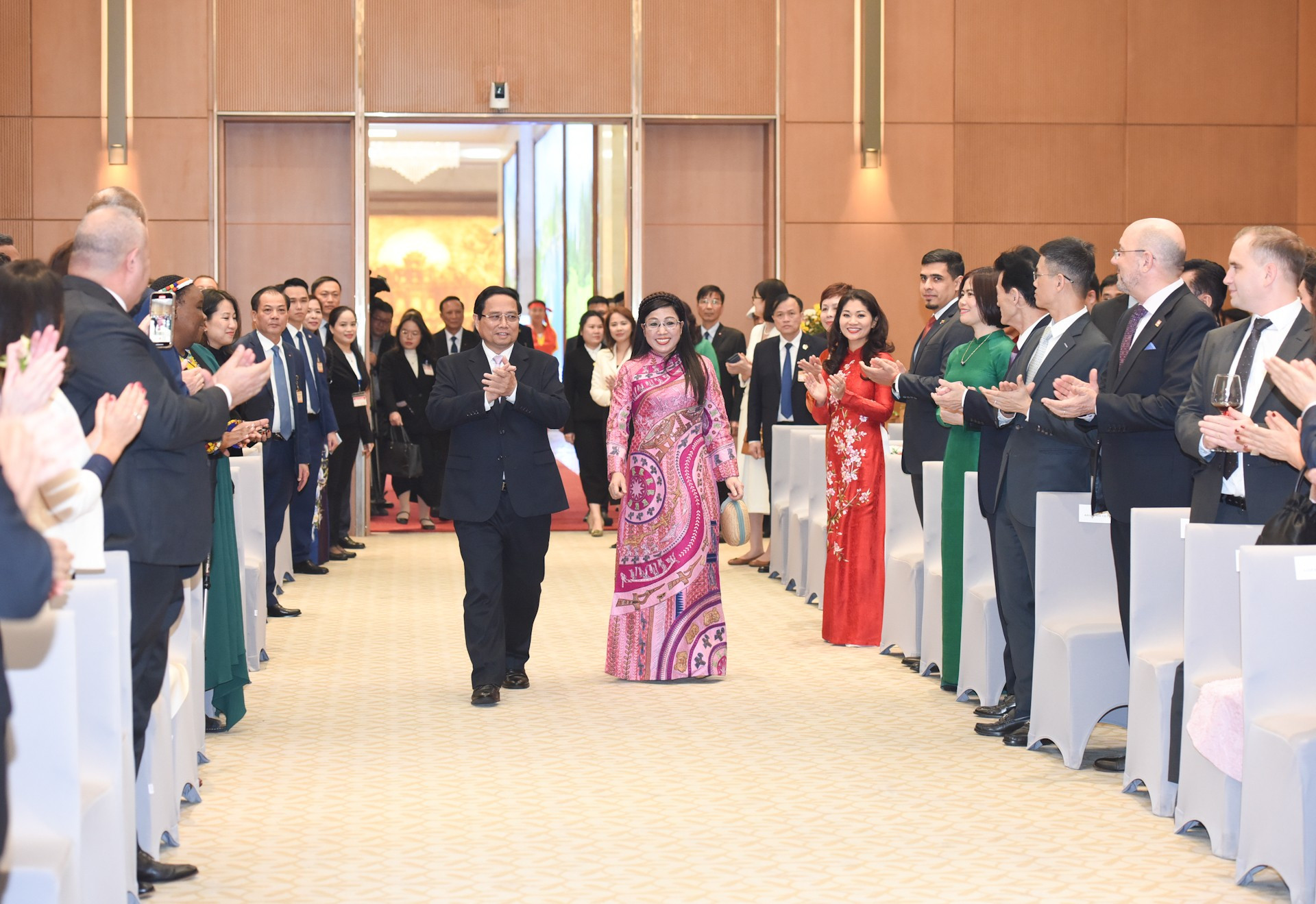 El jefe de Gobierno anfitrión y su esposa en la recepción.