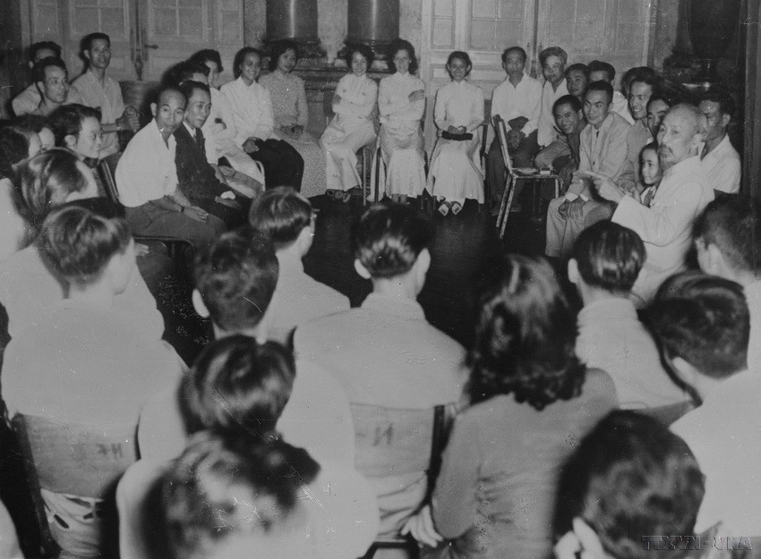 El Presidente Ho Chi Minh conversa con residentes vietnamitas en Francia que regresan para participar en las tareas de construcción nacional (octubre de 1956).
