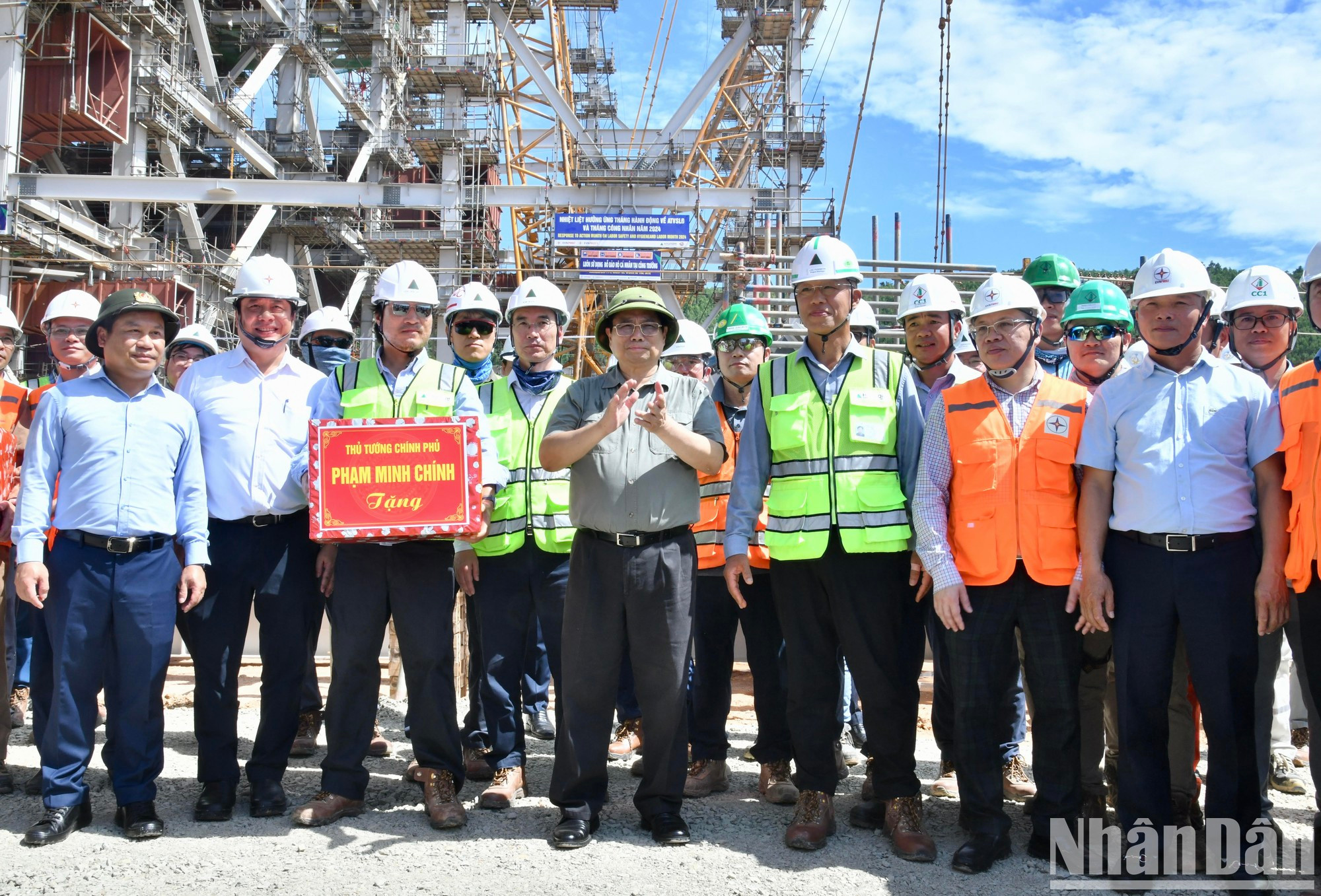 Entrega de un regalo a ingenieros y obreros en el lugar. Entrega de un regalo a ingenieros y obreros en el lugar.