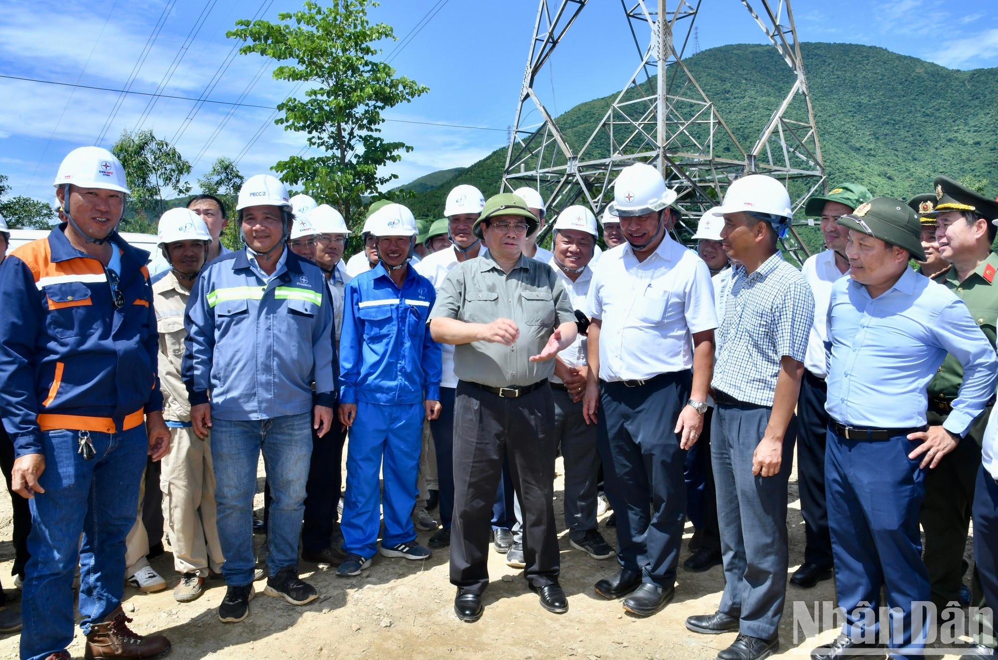 El premier visita a ejecutivos de la Corporación de Electricidad de Vietnam (EVN), la Corporación Nacional de Transmisión Eléctrica (EVNNPT), ingenieros y trabajadores en el sitio de construcción de la línea de transmión Quang Trach-Quynh Luu de 500 kilovatios. El premier visita a ejecutivos de la Corporación de Electricidad de Vietnam (EVN), la Corporación Nacional de Transmisión Eléctrica (EVNNPT), ingenieros y trabajadores en el sitio de construcción de la línea de transmión Quang Trach-Quynh Luu de 500 kilovatios.