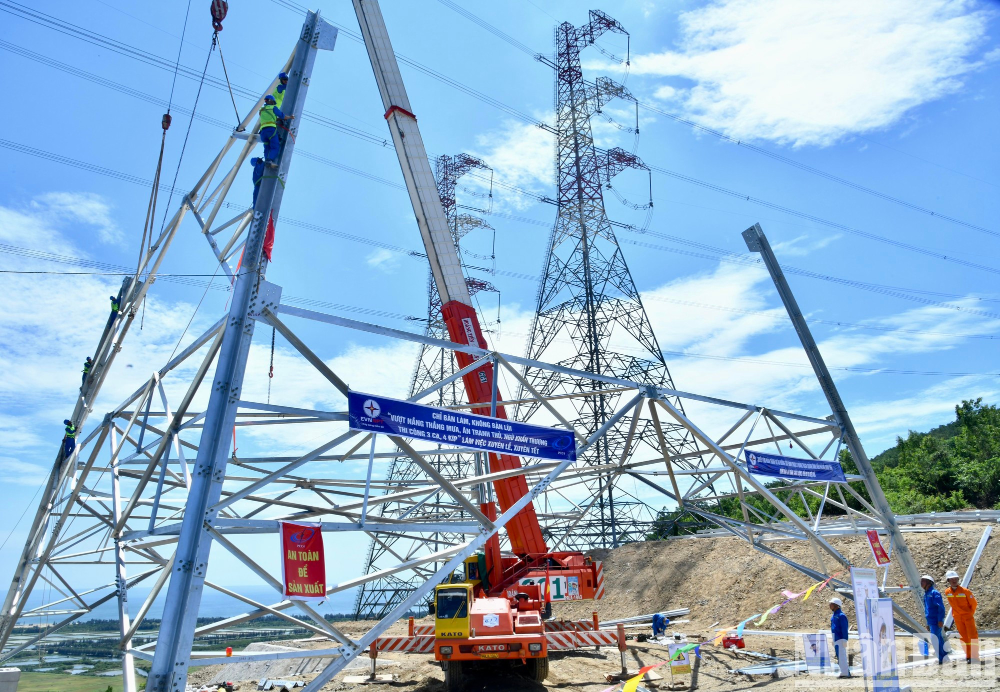 Una vista de la línea bajo construcción. Una vista de la línea bajo construcción.