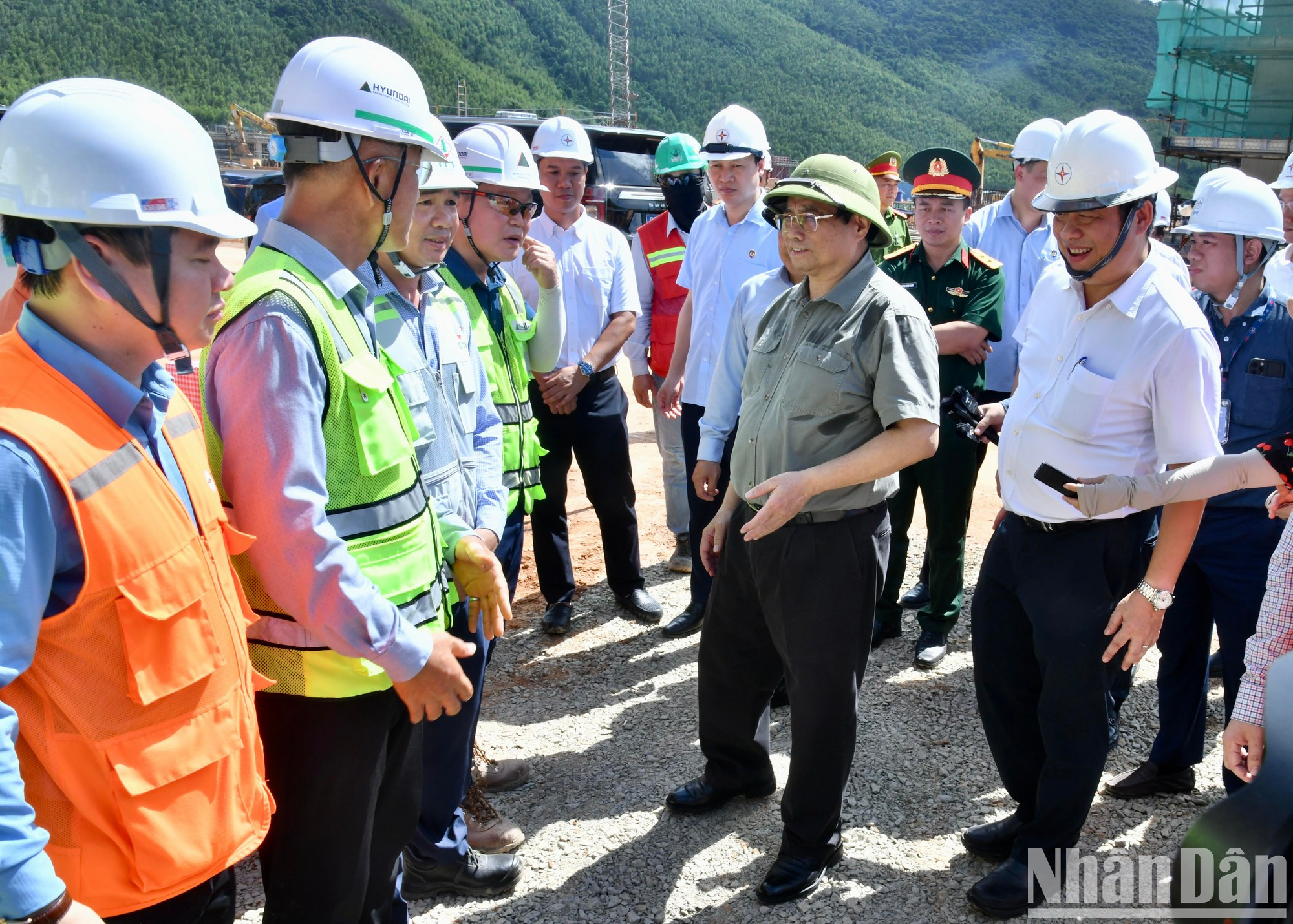 En la charla con los contratistas. En la charla con los contratistas.