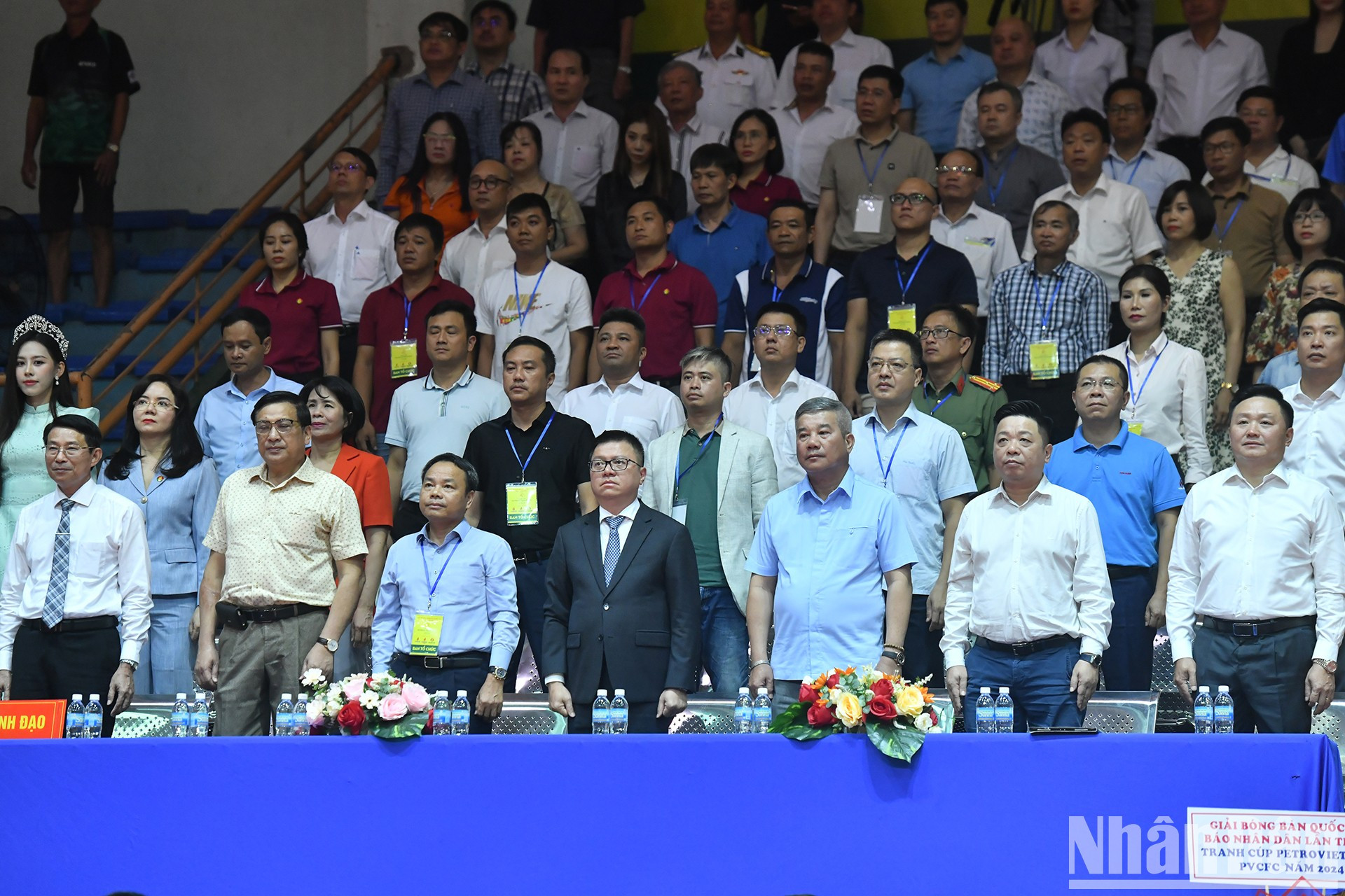 En el acto de saludo a bandera. En el acto de saludo a bandera.