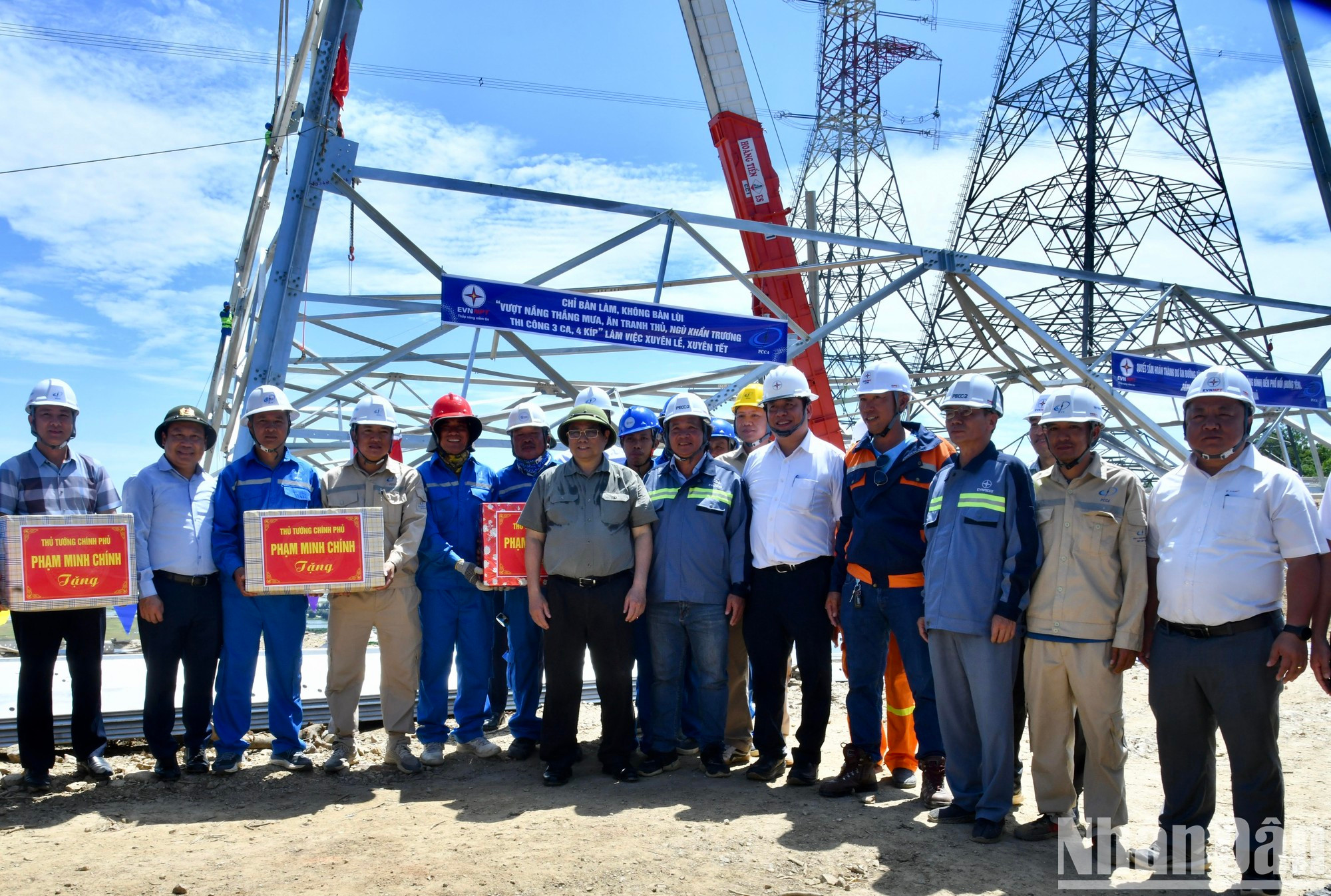 El dirigente otorga regalos al colectivo encargado de esa obra energética. El dirigente otorga regalos al colectivo encargado de esa obra energética.