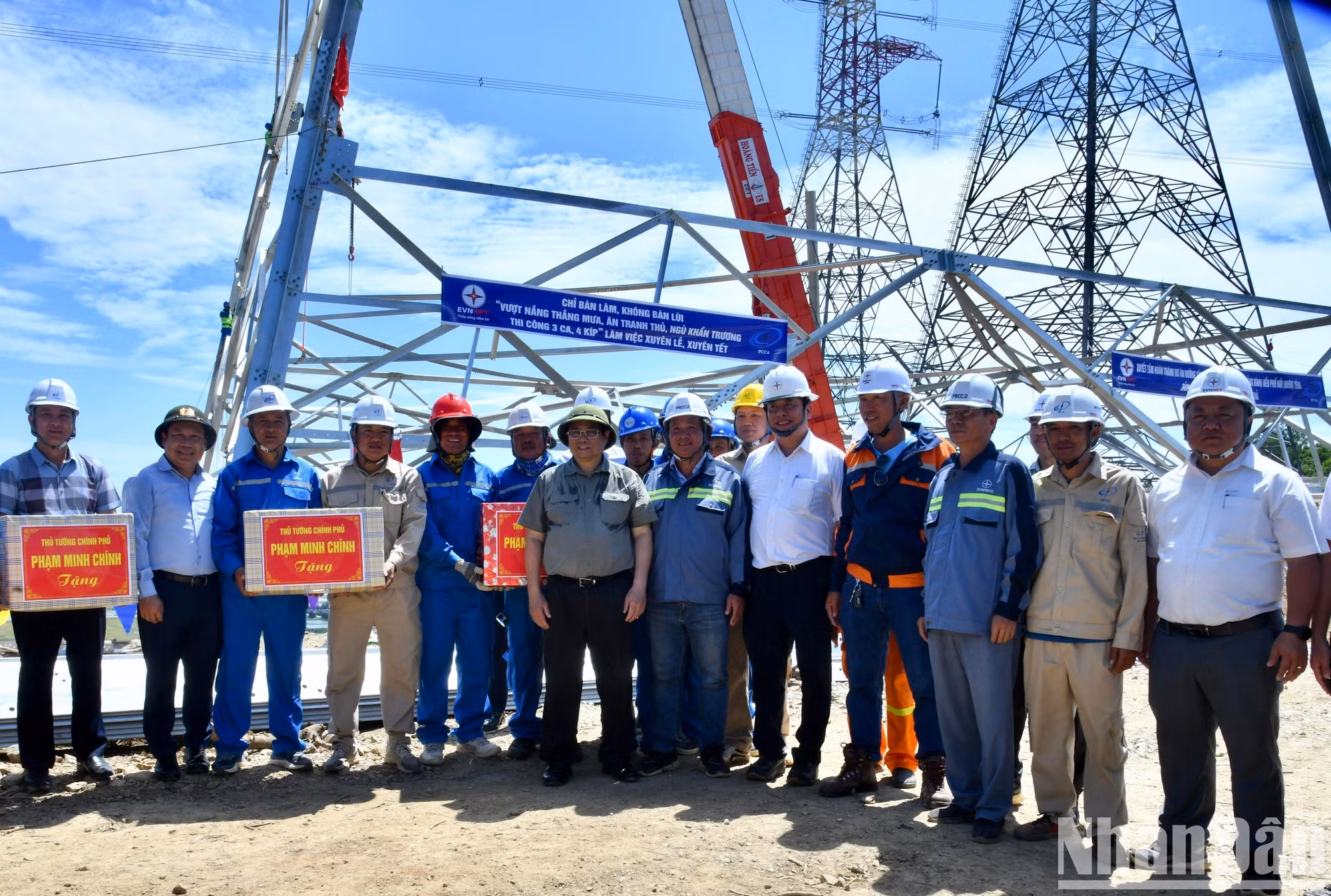 El dirigente otorga regalos al colectivo encargado de esa obra energética.