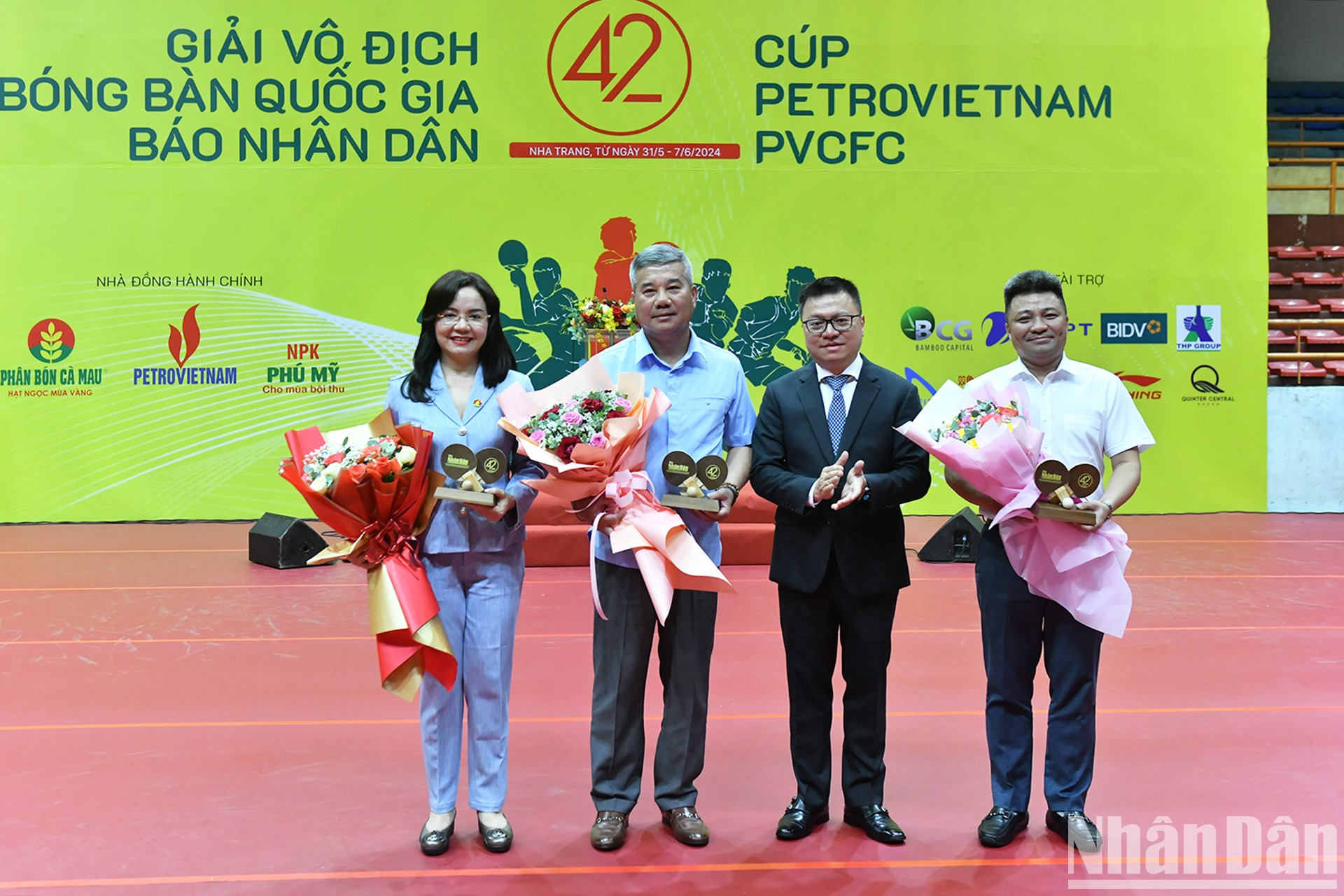 Entrega de regalos a patrocinadores. Entrega de regalos a patrocinadores.