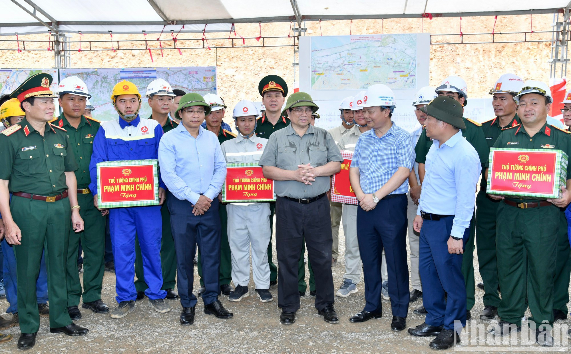 Entrega de regalos a las unidades responsables de la vía. Entrega de regalos a las unidades responsables de la vía.