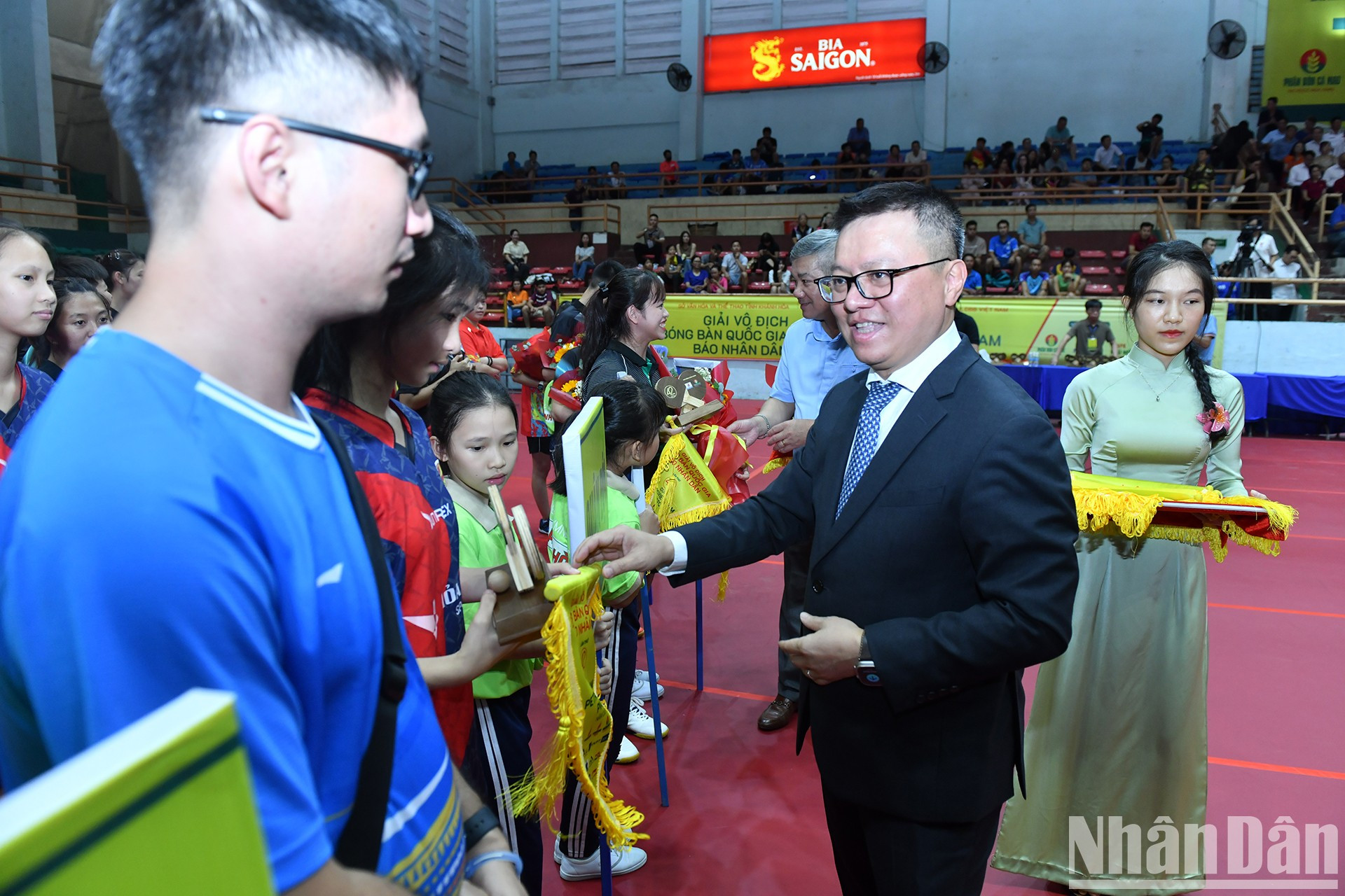 Entrega de estatuillas y banderines de recuerdo a los atletas y árbitros. Entrega de estatuillas y banderines de recuerdo a los atletas y árbitros.