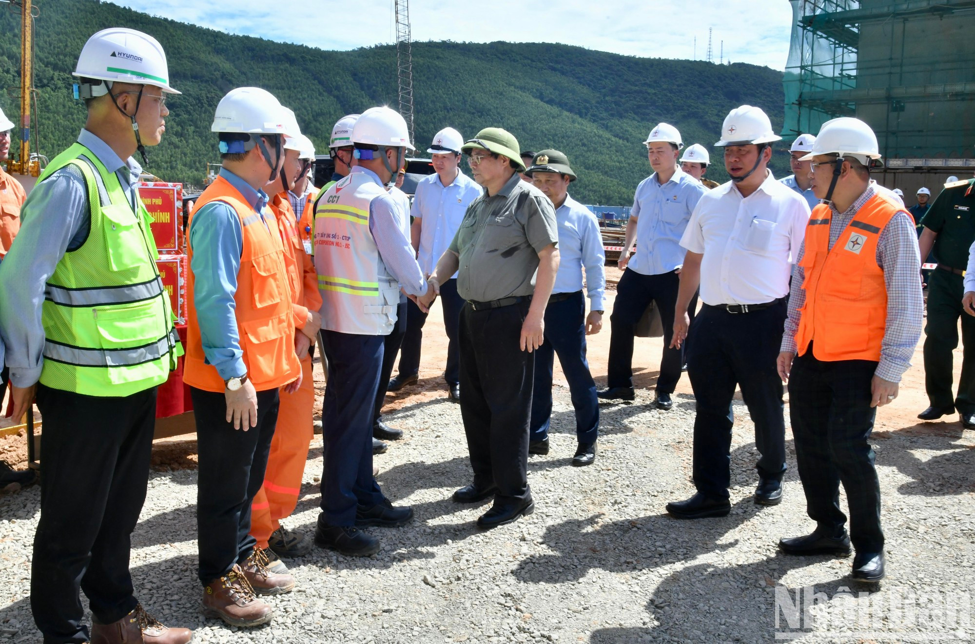 El dirigente se reúne con ejecutivos contratistas del grupo surcoreano Hyundai en el sitio de construcción de la Central Térmica de Quang Trach I. El dirigente se reúne con ejecutivos contratistas del grupo surcoreano Hyundai en el sitio de construcción de la Central Térmica de Quang Trach I.