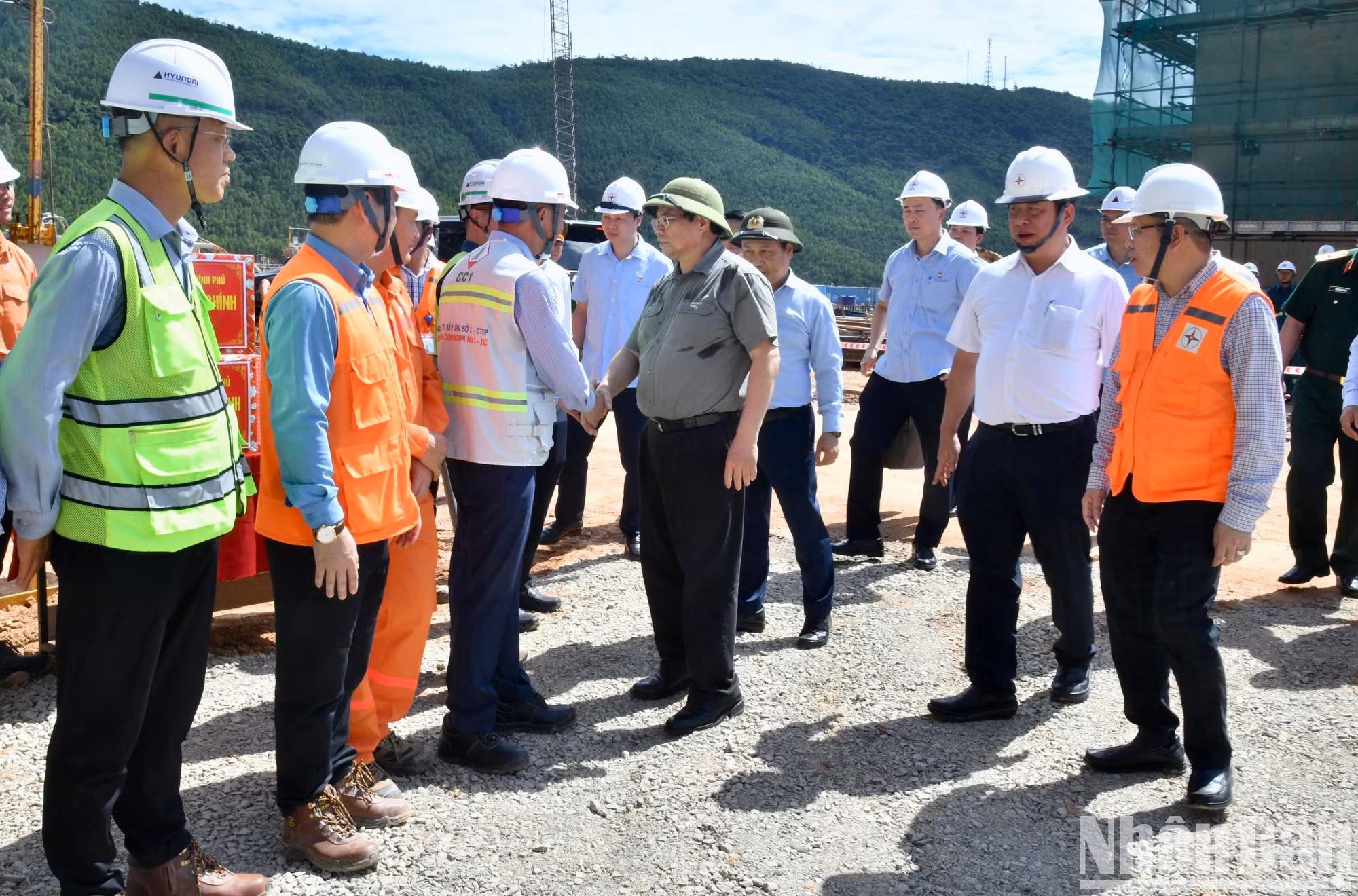 El dirigente se reúne con ejecutivos contratistas del grupo surcoreano Hyundai en el sitio de construcción de la Central Térmica de Quang Trach I.