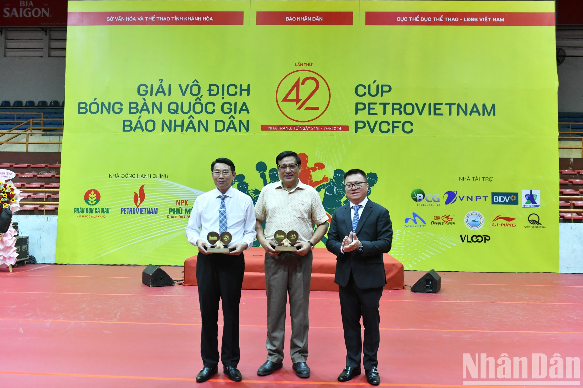El jefe del Comité organizador otorga estatuillas de recuerdo a dirigentes de Khanh Hoa. El jefe del Comité organizador otorga estatuillas de recuerdo a dirigentes de Khanh Hoa.