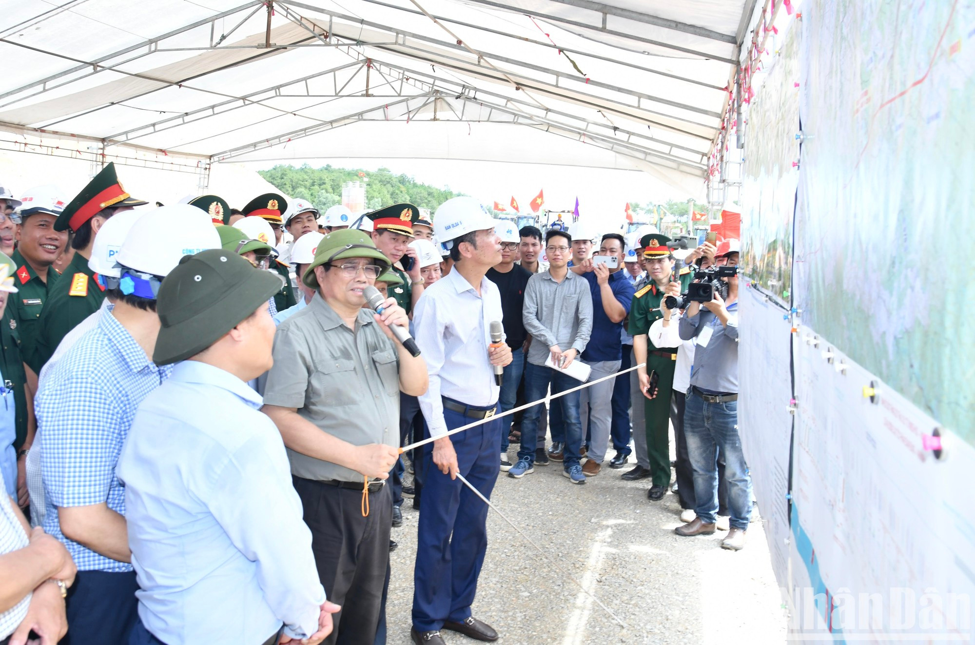 Minh Chinh inspecciona la construcción de la autopista Norte-Sur en el tramo oriental que atraviesa la provincia de Quang Binh. Minh Chinh inspecciona la construcción de la autopista Norte-Sur en el tramo oriental que atraviesa la provincia de Quang Binh.