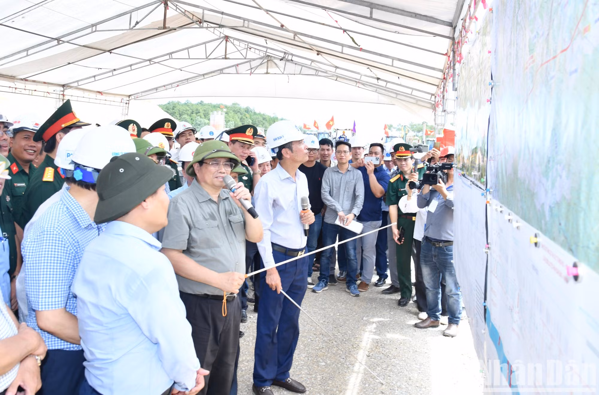 Minh Chinh inspecciona la construcción de la autopista Norte-Sur en el tramo oriental que atraviesa la provincia de Quang Binh.