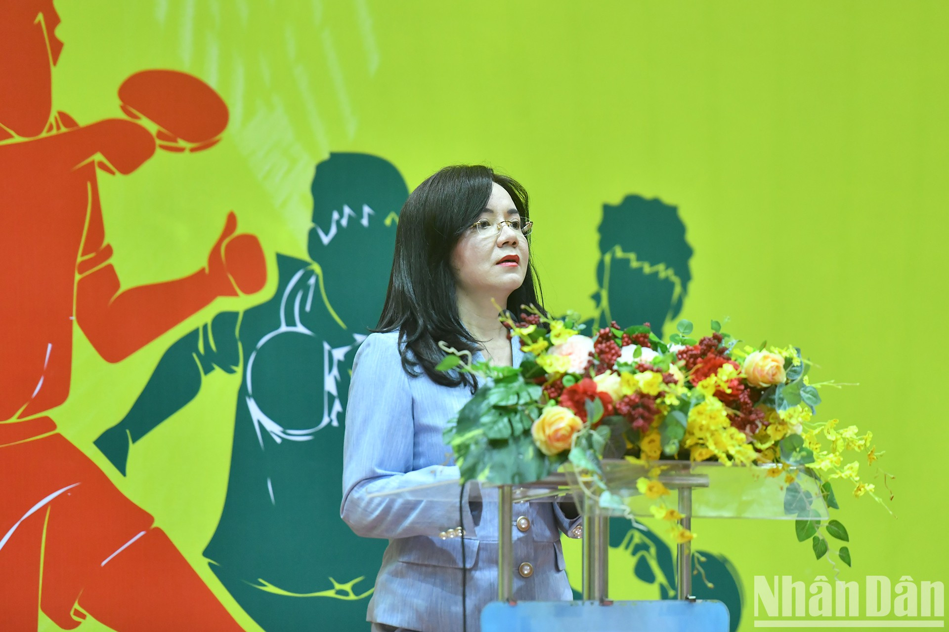 Una representante de los patrocinadores habla en el acto. Una representante de los patrocinadores habla en el acto.