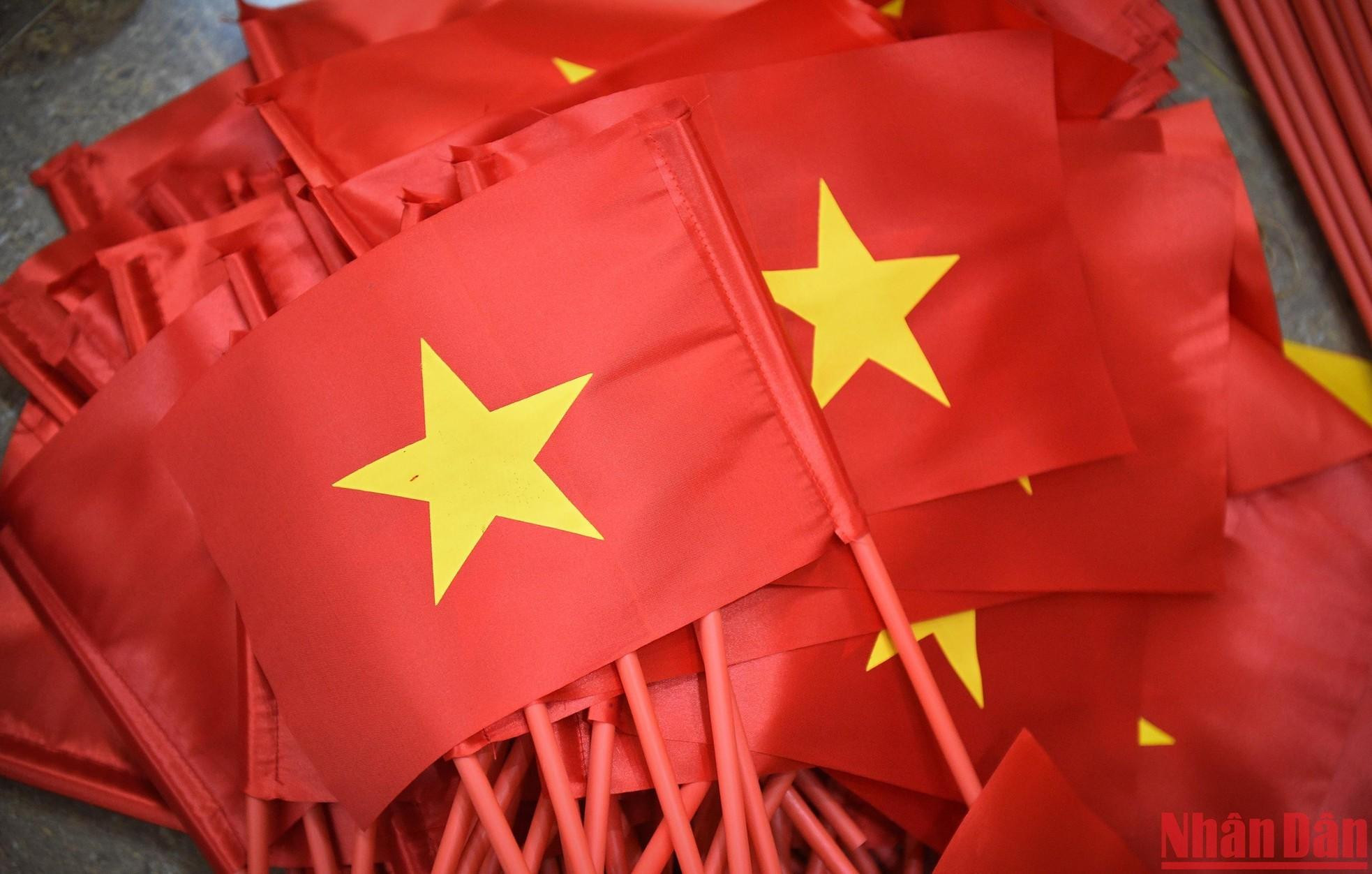 Tu Van es renombrada como el mayor pueblo de costura de bandera nacional de Hanói y por haber acompañado magnos acontecimientos de la nación.