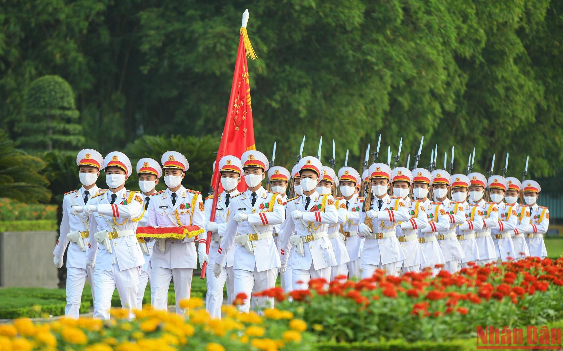 Después del acto de saludo a la bandera, el escuadrón desfila frente al mausoleo, preparándose para una revista. Después del acto de saludo a la bandera, el escuadrón desfila frente al mausoleo, preparándose para una revista.