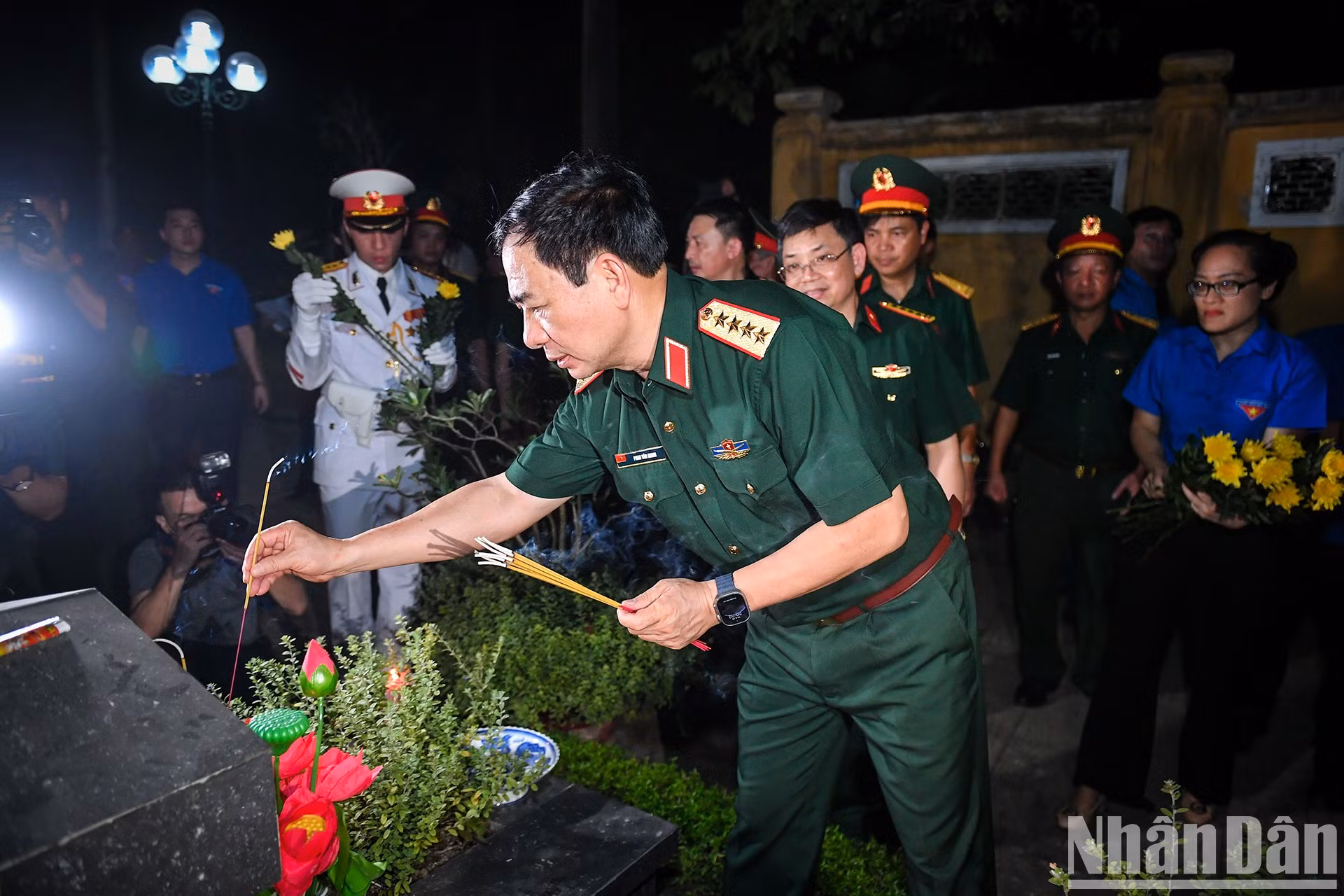 [Foto] Vigilia con velas en honor de los mártires de la defensa nacional