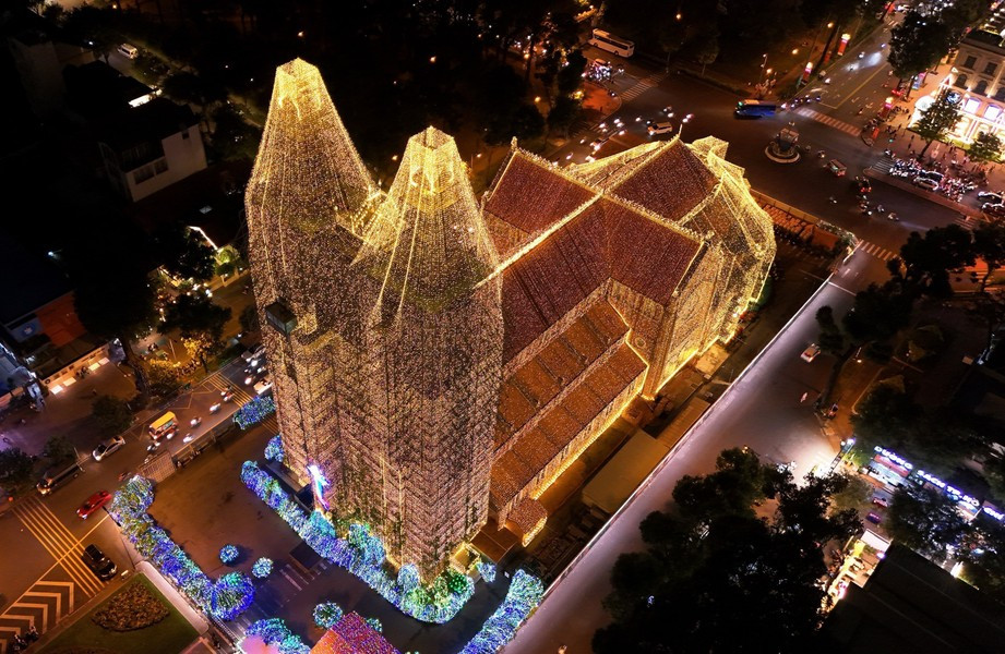 La Catedral de Notre-Dame de Saigón siempre ha sido un destacado símbolo en el corazón de Ciudad Ho Chi Minh durante cada Navidad. La Catedral de Notre-Dame de Saigón siempre ha sido un destacado símbolo en el corazón de Ciudad Ho Chi Minh durante cada Navidad.