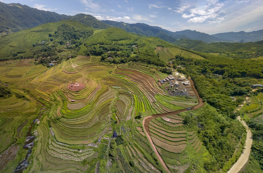 Los campos en terrazas de la comuna de Mien Doi son verdes y sinuosos en las laderas. Los campos en terrazas de la comuna de Mien Doi son verdes y sinuosos en las laderas.