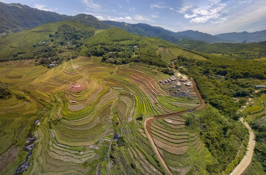 Los campos en terrazas de la comuna de Mien Doi son verdes y sinuosos en las laderas.