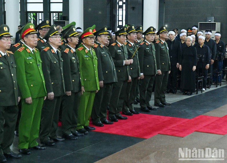La delegación de la Comisión Central de Seguridad Pública y el Ministerio de Seguridad Pública, encabezada por el coronel general Luong Tam Quang, miembro del Comité Central del PCV, secretario de la Comisión Central de Seguridad Pública y ministro de Seguridad Pública. La delegación de la Comisión Central de Seguridad Pública y el Ministerio de Seguridad Pública, encabezada por el coronel general Luong Tam Quang, miembro del Comité Central del PCV, secretario de la Comisión Central de Seguridad Pública y ministro de Seguridad Pública.