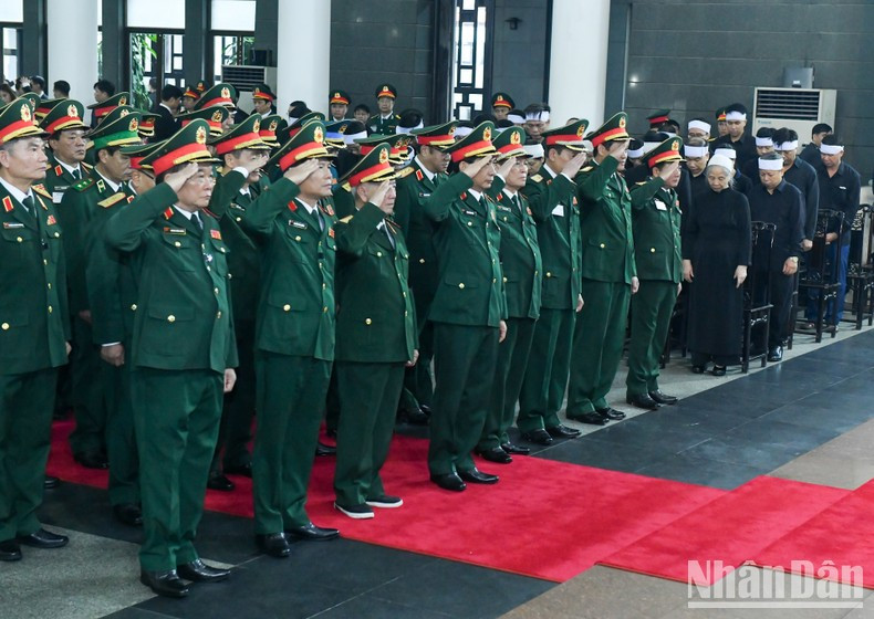 La delegación de la Comisión Militar Central y el Ministerio de Defensa, encabezada por el general Phan Van Giang, miembro del Buró Político del Comité Central del PCV, vicesecretario de la Comisión Militar Central y ministro de Defensa. La delegación de la Comisión Militar Central y el Ministerio de Defensa, encabezada por el general Phan Van Giang, miembro del Buró Político del Comité Central del PCV, vicesecretario de la Comisión Militar Central y ministro de Defensa.