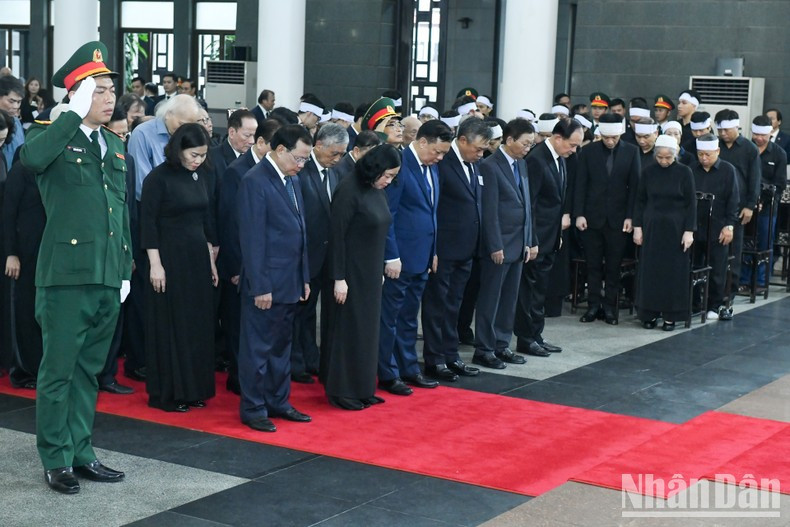 La delegación del Comité del PCV, el Consejo Popular, el Comité Popular y el Comité Central del Frente de la Patria de Vietnam en Hanói, encabezada por Bui Thi Minh Hoai, miembro del Buró Político y secretaria del Comité del Partido en Hanói. La delegación del Comité del PCV, el Consejo Popular, el Comité Popular y el Comité Central del Frente de la Patria de Vietnam en Hanói, encabezada por Bui Thi Minh Hoai, miembro del Buró Político y secretaria del Comité del Partido en Hanói.