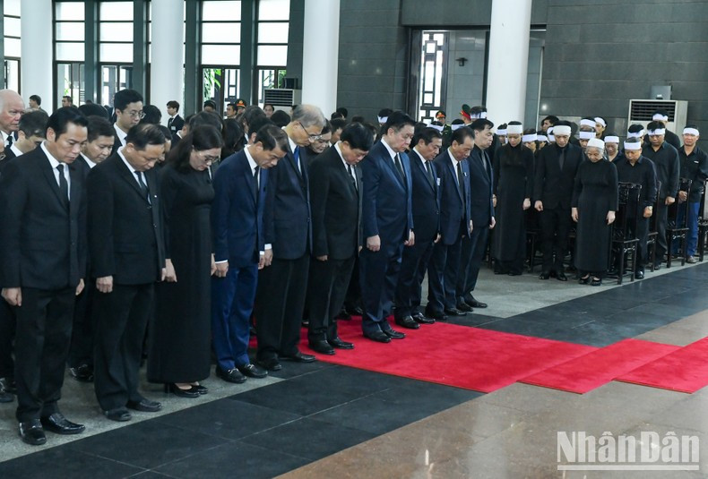 La delegación de la Comisión de Comunicación y Educación del Comité Central del PCV, encabezada por Nguyen Trong Nghia, miembro del Buró Político y del Secretariado del Comité Central del PCV y jefe de esa comisión. La delegación de la Comisión de Comunicación y Educación del Comité Central del PCV, encabezada por Nguyen Trong Nghia, miembro del Buró Político y del Secretariado del Comité Central del PCV y jefe de esa comisión.