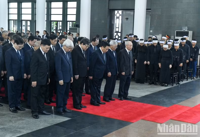 El miembro del Buró Político, presidente del Consejo Teórico Central y director de la Academia Nacional de Política Ho Chi Minh, Nguyen Xuan Thang, al frente de una delegación, rinde homenaje al secretario general Nguyen Phu Trong.