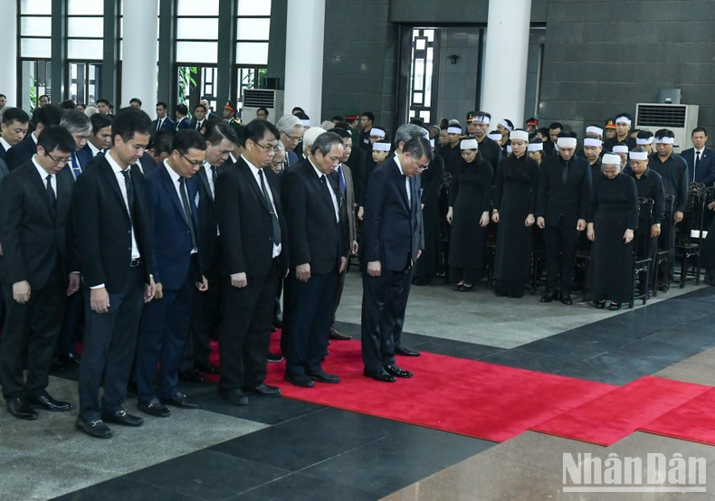 La delegación de la Comisión de Organización del Comité Central del PCV, encabezada por Le Minh Hung, miembro del Buró Político y del Secretariado del Comité Central del PCV y jefe de esa comisión. La delegación de la Comisión de Organización del Comité Central del PCV, encabezada por Le Minh Hung, miembro del Buró Político y del Secretariado del Comité Central del PCV y jefe de esa comisión.