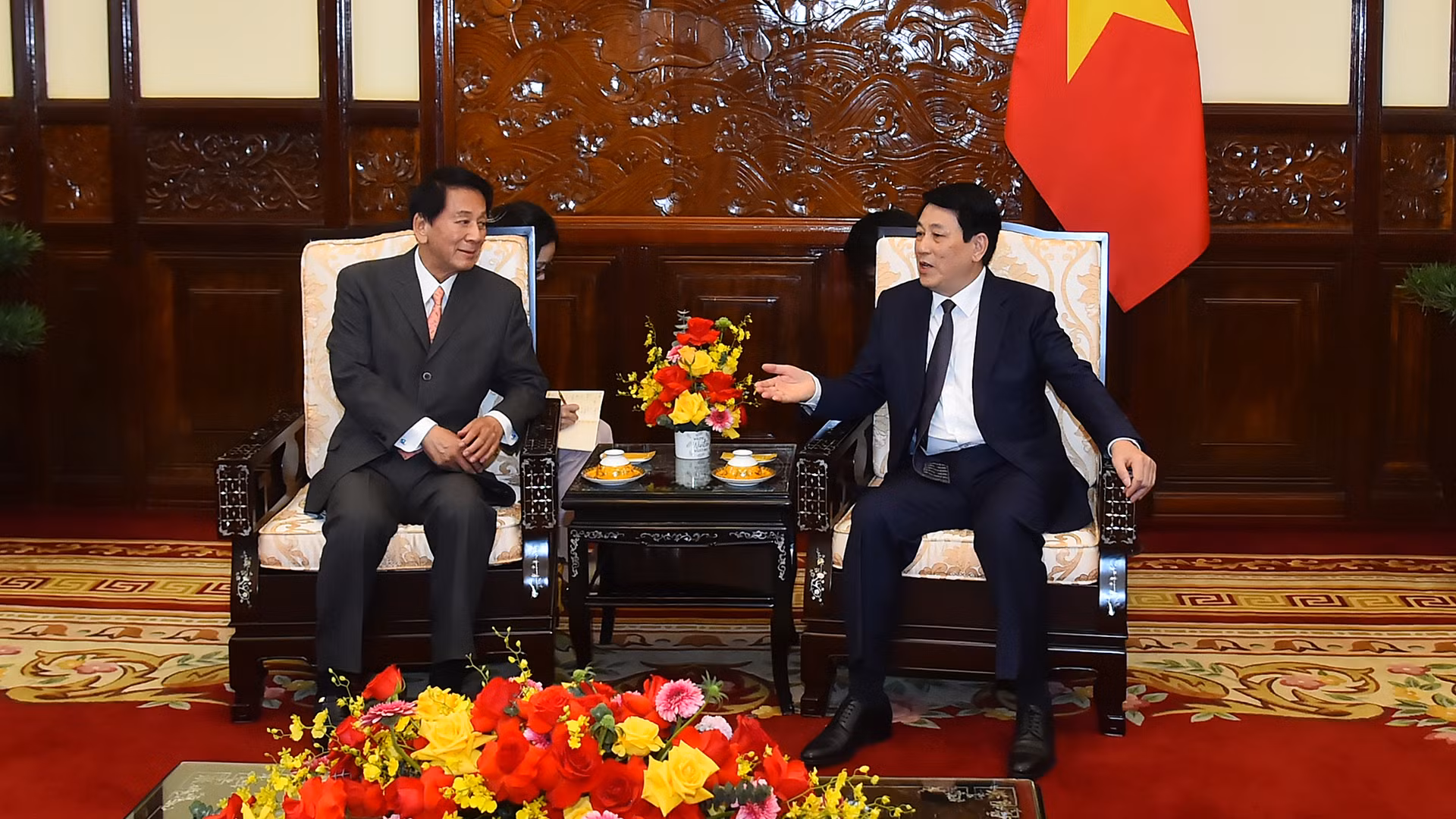 [Foto] Presidente Luong Cuong recibe a exembajador especial de Vietnam y Japón