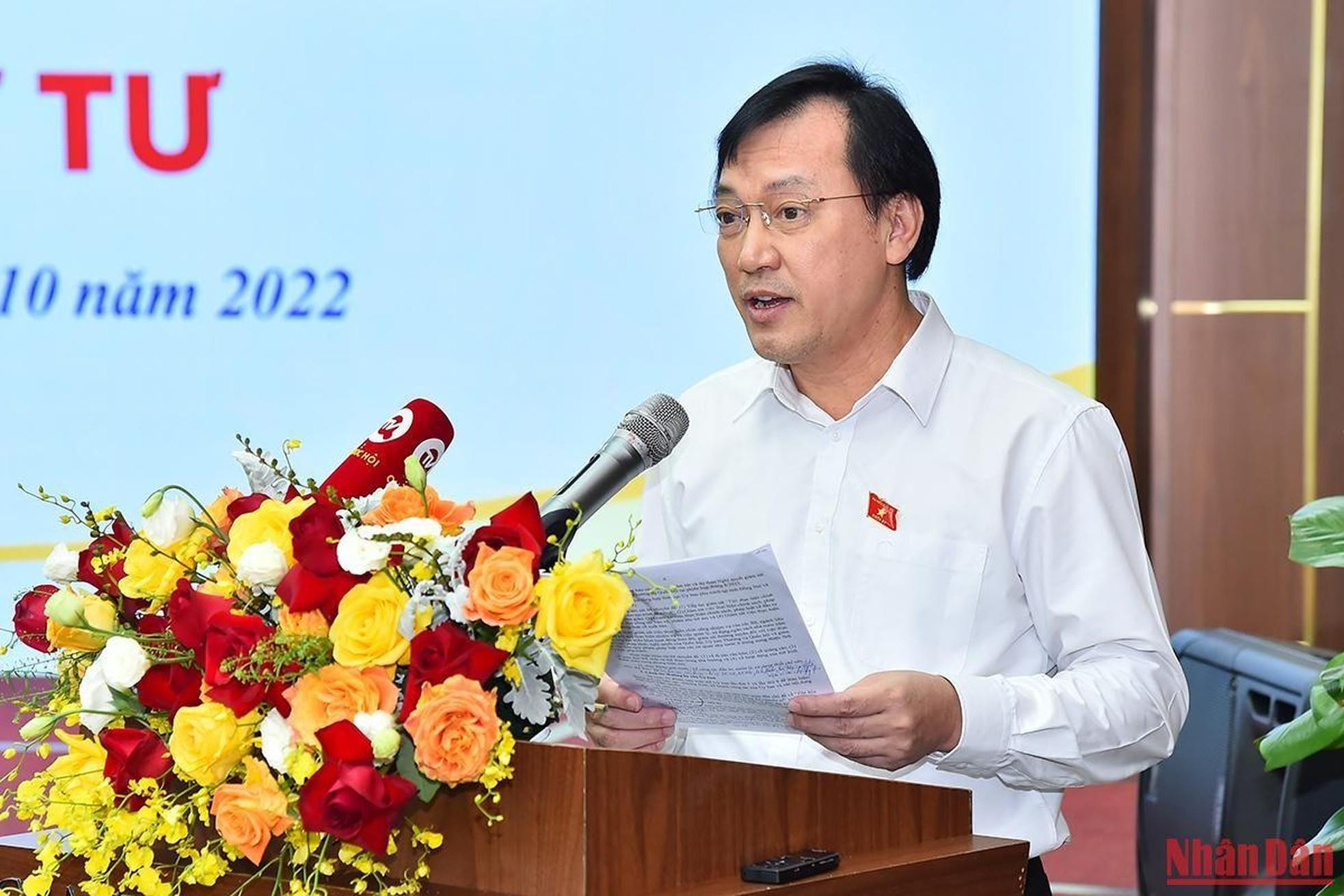 El subjefe de la citada comisión Phan Viet Luong presenta un informe sobre los resultados de trabajo de ese órgano en 2022 y orientaciones para 2023.