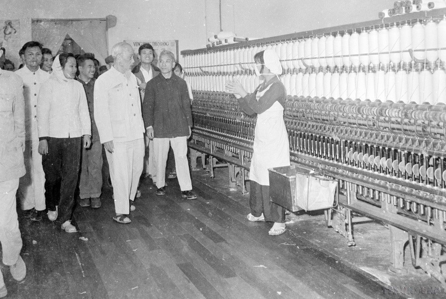 El Presidente Ho Chi Minh visita la fábrica de confecciones y textil 8 de Marzo. Durante ese viaje, asistió a la ceremonia de inauguración de la fábrica, recorrió algunos talleres y conversó con trabajadores allí (8 de marzo de 1965).