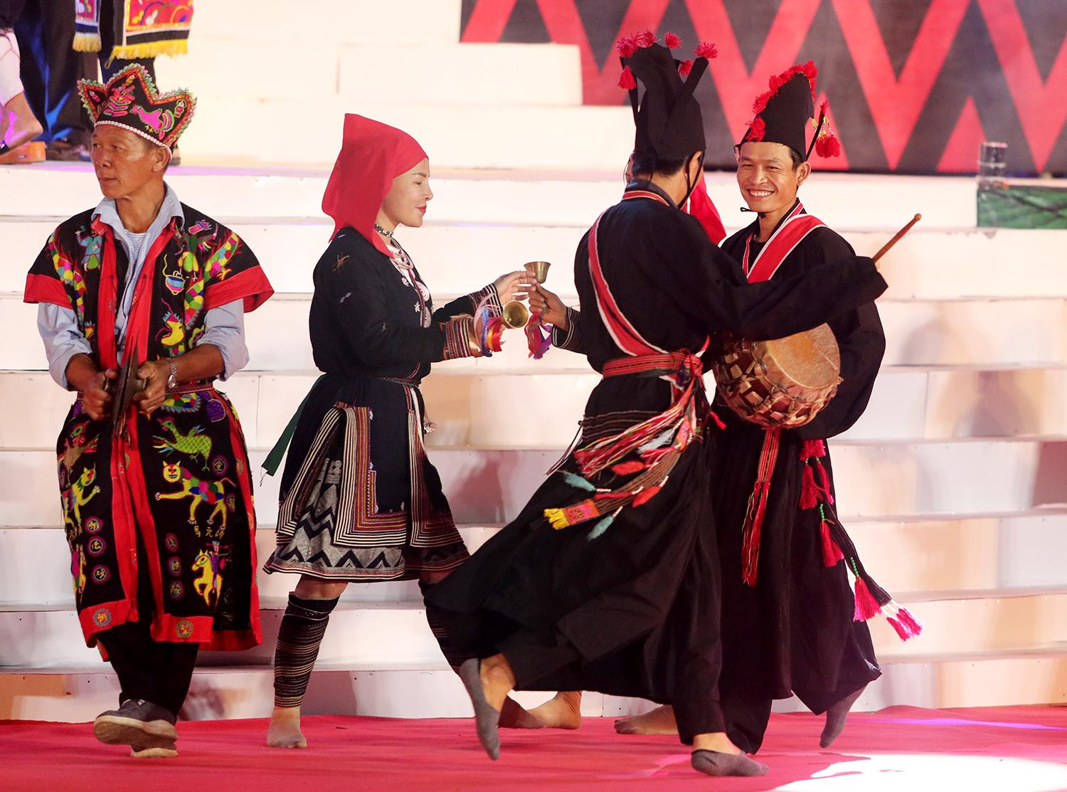 Actuación del canto Pao, o Pao Dung, considerado un tesoro cultural del pueblo Yao.