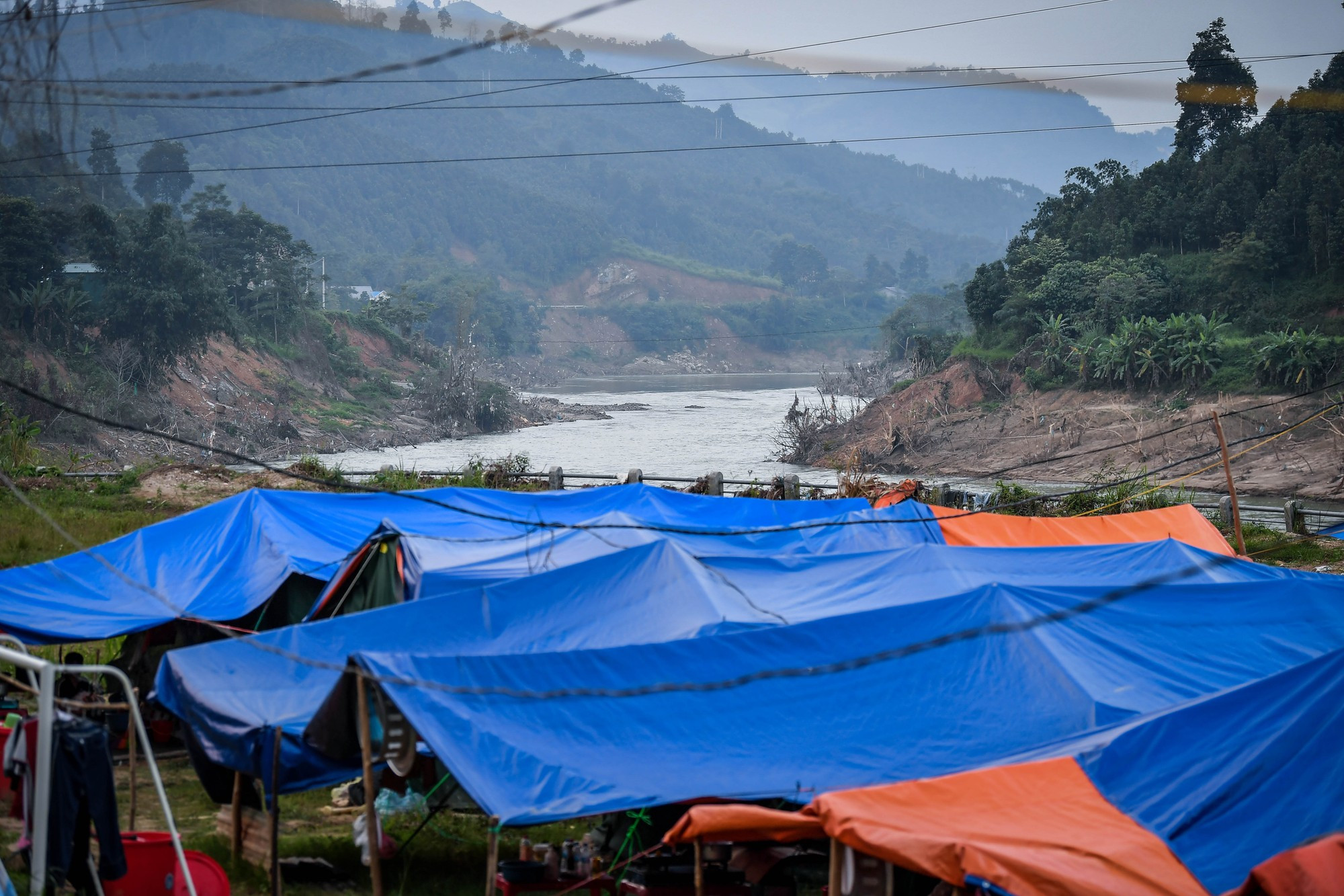 Poco lejos de allí se encuentra el área de alojamiento temporal a la que han sido evacuados los residentes de la aldea de Kho Vang por miedo a deslizamientos de tierra. La zona de reasentamiento está siendo construida a toda prisa.