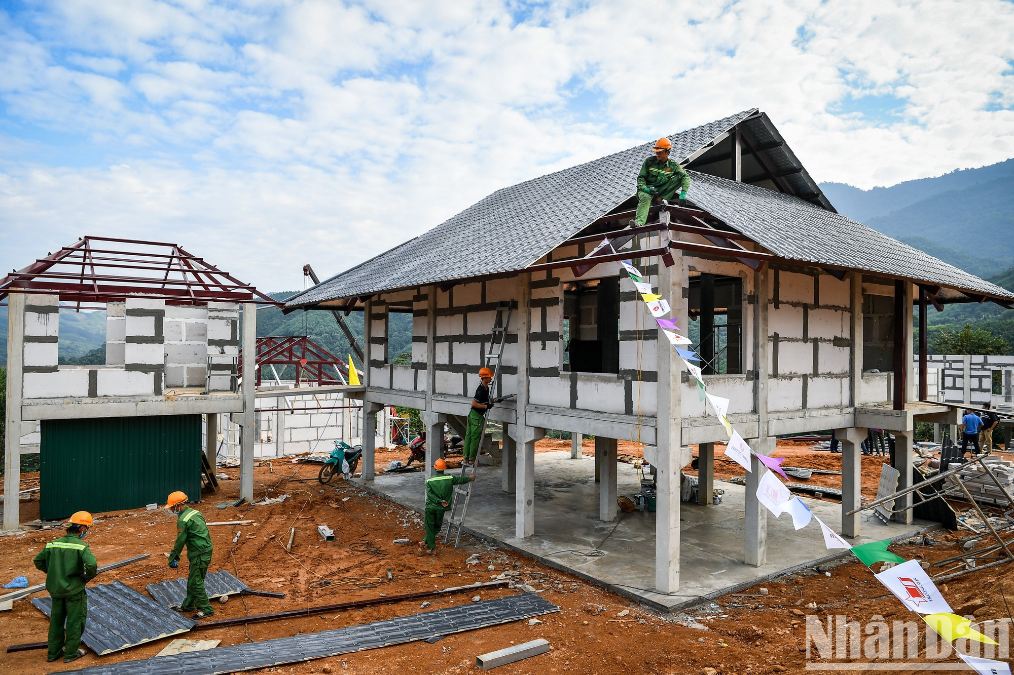 La mirada pura de los niños inspira esperanza de cara al futuro, que toma forma con las viviendas que están en proceso de edificación ahora mismo.