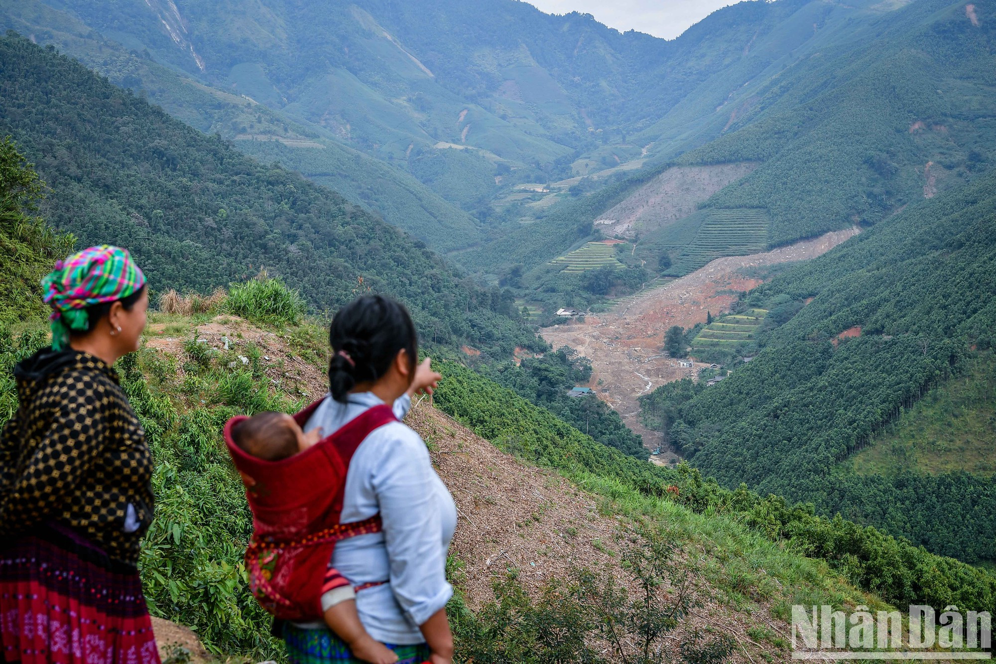 Cada tarde, las mujeres mong con su hijo en la espalda miran hacia el lugar al que una vez llamaron hogar, ahora cubierto de escombros y barro.