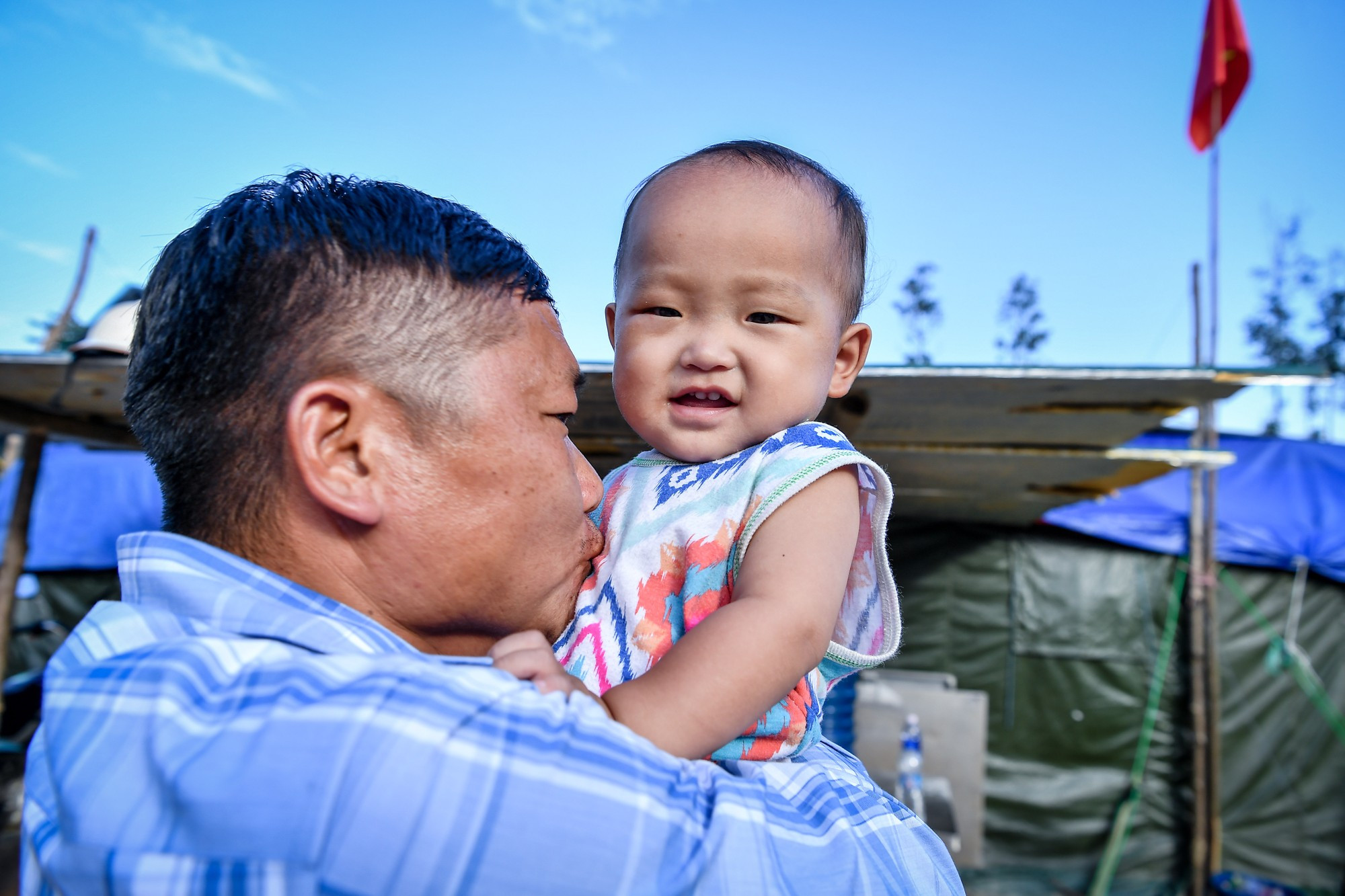 Para Lu Seo Nuong, secretario del comité partidista en Nam Tong, el futuro de la aldea comenzará con las generaciones infantiles, como el pequeño Ly Seo Tung, al que sostienen sus brazos. "Sus sonrisas nos dan aún más motivación para llevar a cabo la reconstrucción", compartió.