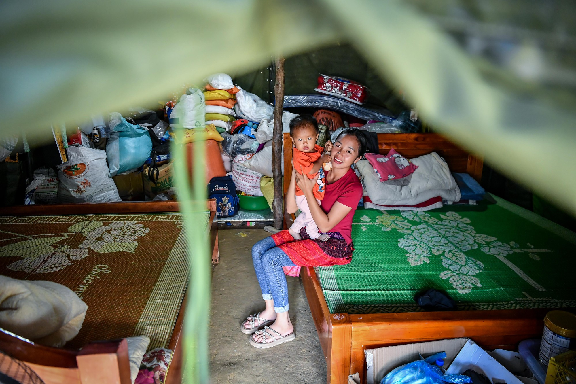 Las 18 familias de la aldea de Nam Tong, todas de etnia mong, llevan casi dos meses alojándose temporalmente en una colina cerca de su antiguo pueblo.