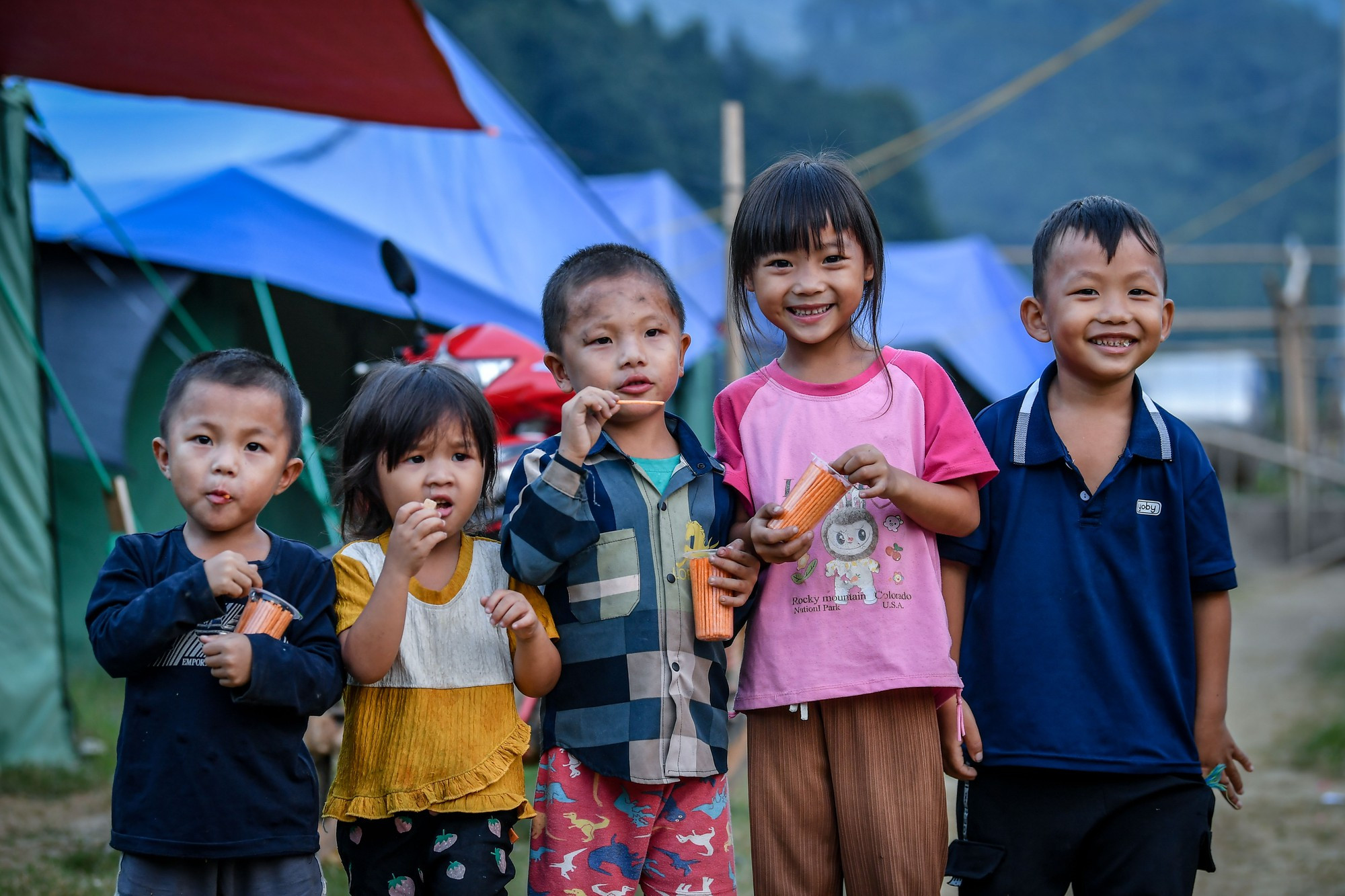 Aunque en una situación adversa, encuentran su propia alegría.