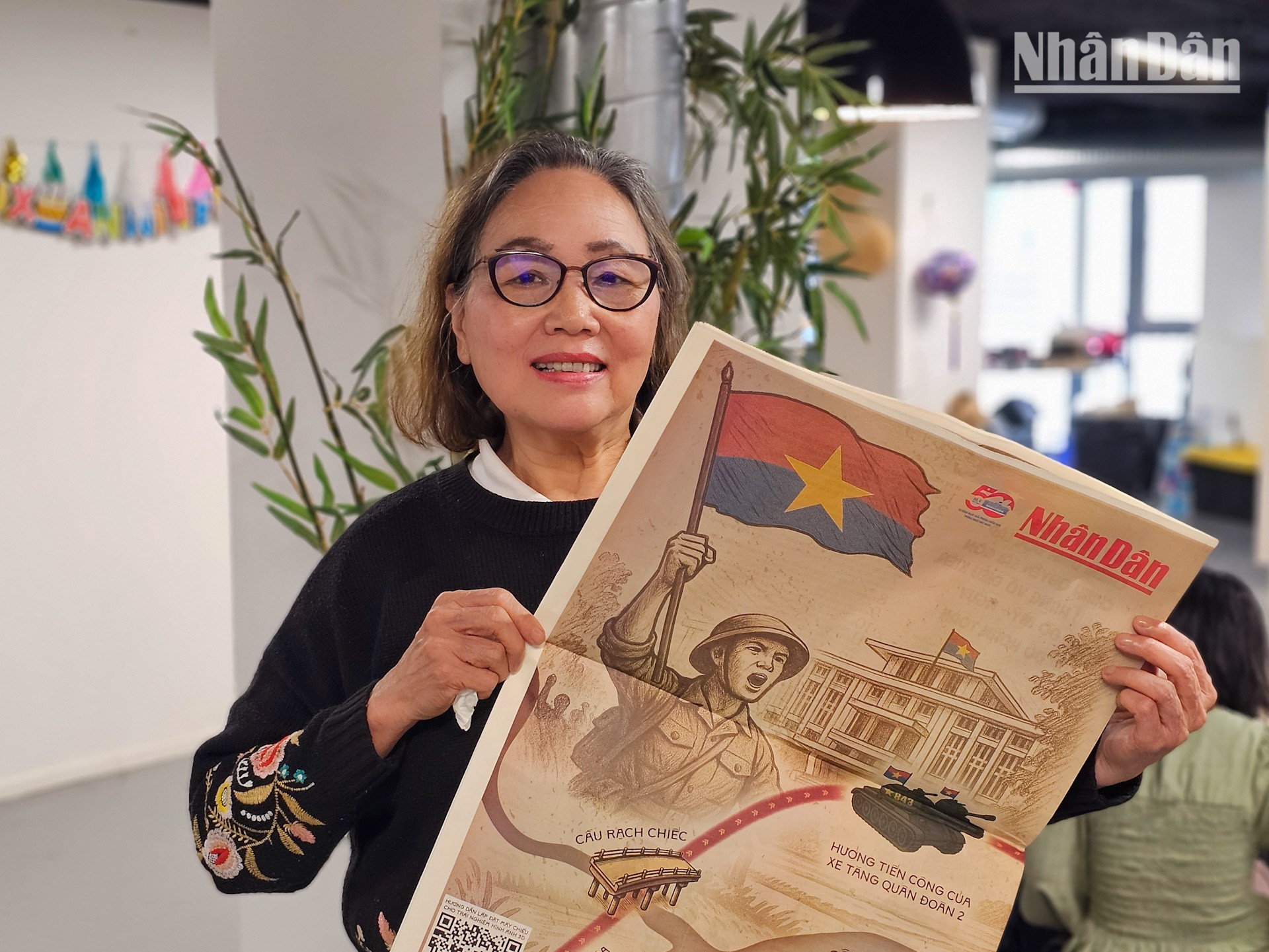 Pham Thi Luan, que lleva 36 años en Francia, ha seguido de cerca las conmemoraciones del 30 de abril de 1975 en Vietnam durante las últimas dos semanas. A los compatriotas en Francia les fascina recibir el suplemento de Nhan Dan, dijo. Pham Thi Luan, que lleva 36 años en Francia, ha seguido de cerca las conmemoraciones del 30 de abril de 1975 en Vietnam durante las últimas dos semanas. A los compatriotas en Francia les fascina recibir el suplemento de Nhan Dan, dijo.