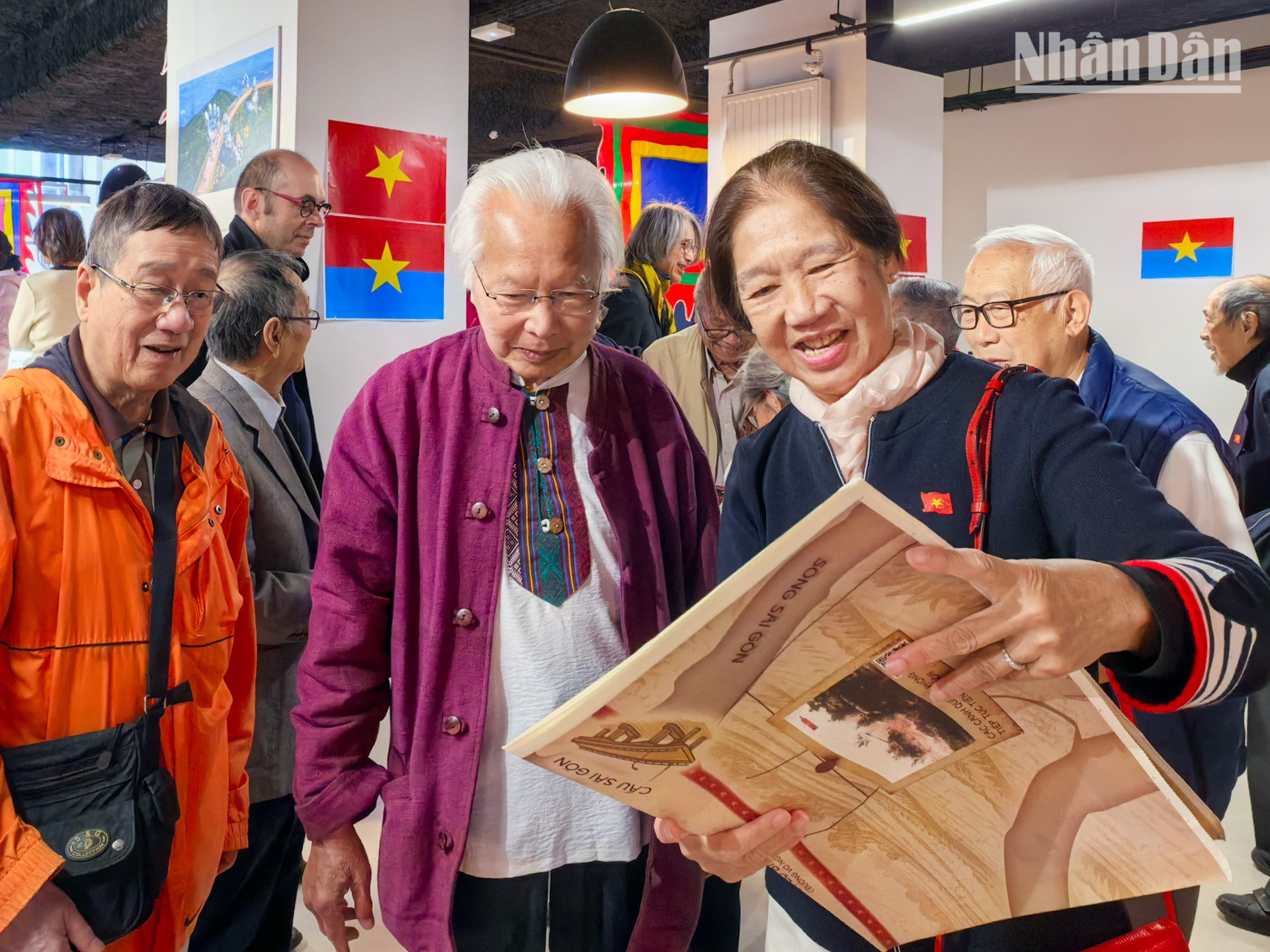 Sosteniendo en la mano el regalo de Nhan Dan, numerosos connacionales mayores no pueden contener sus emociones al evocar sus pasadas actividades de solidaridad hacia la Patria: manifestarse, propagar y convocar a mítines contra la guerra y llamar al apoyo de los amigos franceses por la paz en Vietnam. Sosteniendo en la mano el regalo de Nhan Dan, numerosos connacionales mayores no pueden contener sus emociones al evocar sus pasadas actividades de solidaridad hacia la Patria: manifestarse, propagar y convocar a mítines contra la guerra y llamar al apoyo de los amigos franceses por la paz en Vietnam.